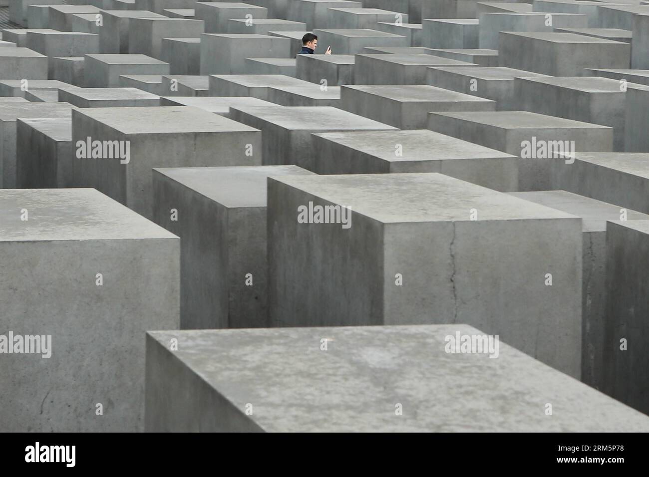 Bildnummer: 60695653 Datum: 09.11.2013 Copyright: imago/Xinhua (131110) -- BERLIN, 9. November 2013 (Xinhua) -- Ein Besucher fotografiert am 9. November 2013 am Denkmal für die ermordeten Juden Europas, auch Holocaust-Denkmal genannt. Deutschland begann am Samstag, den 75. Jahrestag der NS-Kristallnacht (Kristallnacht, Nacht des zerbrochenen Glases) 1938 zu gedenken. (Xinhua/Zhang Fan) GERMANY-BERLIN-KRISRALLNACHT-75 Jahre PUBLICATIONxNOTxINxCHN Gesellschaft GER Mahnmal Berlin xcb x2x 2013 quer o0 für die ermordeten Juden Europas Holocaust Shoa 60695653 Datum 09 11 2013 Co Stockfoto