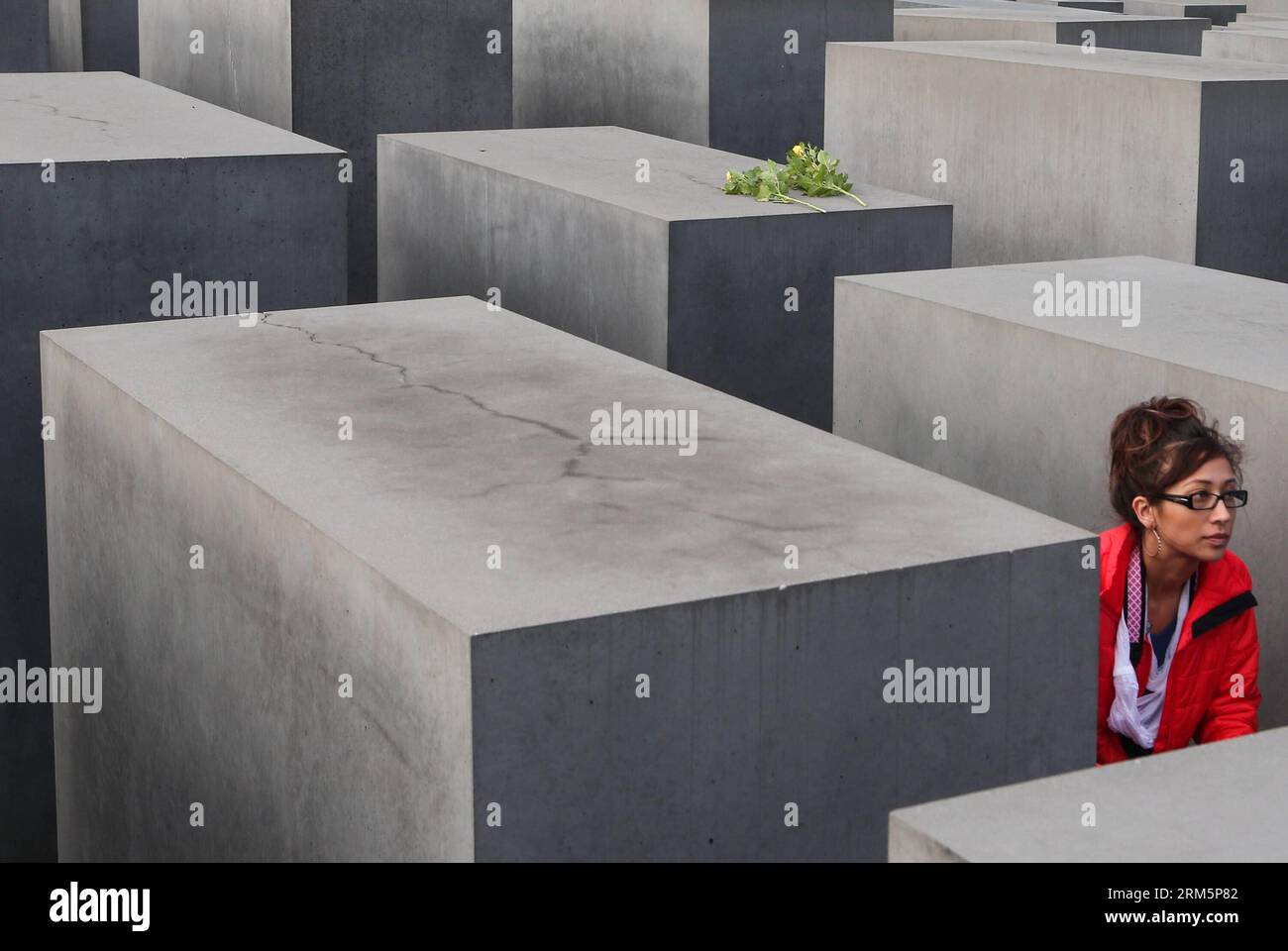 Bildnummer: 60695651 Datum: 09.11.2013 Copyright: imago/Xinhua (131110) -- BERLIN, 9. November 2013 (Xinhua) -- Ein Besucher spaziert durch die Denkmäler der Gedenkstätte für die ermordeten Juden Europas, auch Holocaust-Gedenkstätte genannt, am 9. November 2013. Deutschland begann am Samstag, den 75. Jahrestag der NS-Kristallnacht (Kristallnacht, Nacht des zerbrochenen Glases) 1938 zu gedenken. (Xinhua/Zhang Fan) GERMANY-BERLIN-KRISRALLNACHT-75 Jahre PUBLICATIONxNOTxINxCHN Gesellschaft GER Mahnmal Berlin xcb x2x 2013 quer o0 für die ermordeten Juden Europas Holocaust Shoa 60695651 Datum 09 1 Stockfoto