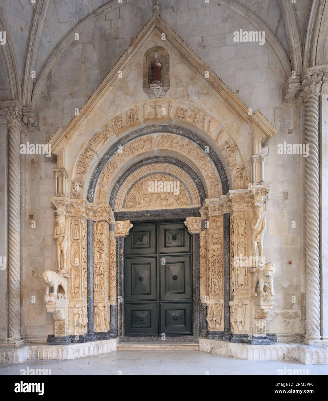 Eingang zur römisch-katholischen Basilika in Trogir, Kroatien Stockfoto