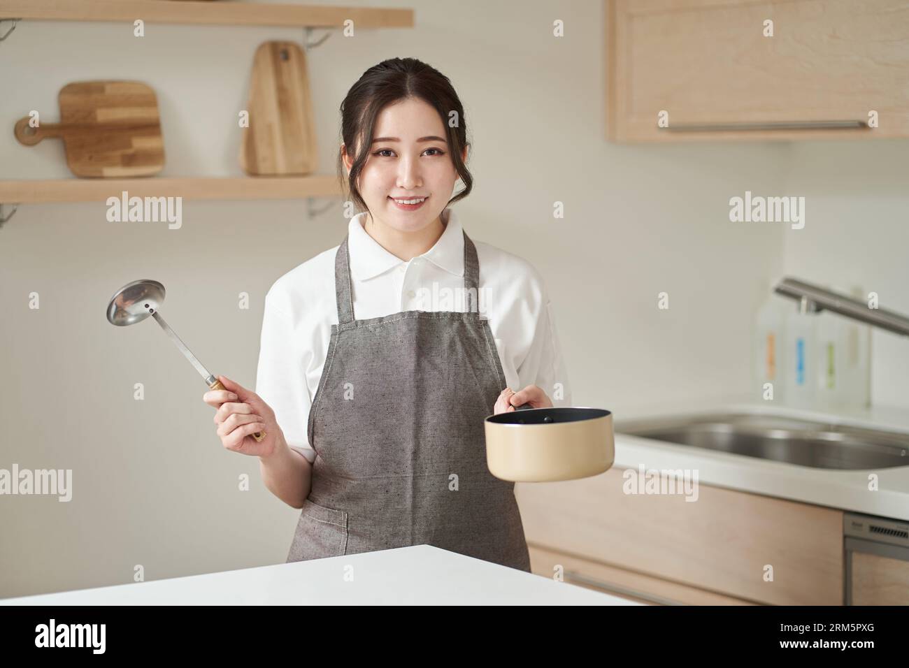 Asiatische Frau kocht in der Küche Stockfoto