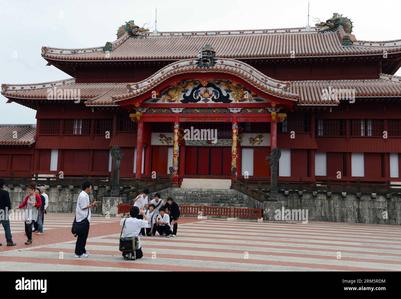 Bildnummer: 60706424 Datum: 12.11.2013 Copyright: imago/Xinhua (131112) -- OKINAWA, 12. November 2013 (Xinhua) -- Besuchen Sie am 12. November 2013 die Burg Shuri des Königreichs Ryukyu in der Präfektur Okinawa in Japan. Das Königreich Ryukyu wurde Anfang des 15. Jahrhunderts in Okinawa vereint und Shuri war seine Hauptstadt. Im Dezember 2012 wurden die Gusuku-Stätten und verwandte Objekte des Königreichs Ryukyu als eines der UNESCO-Weltkulturerbestätten aufgeführt. Es besteht aus neun Stätten, darunter die rekonstruierte Shuri Castle Site und das Tamaudun Mausoleum. (Xinhua/Ma Ping) (dzl) JAPAN-OKINAWA-RYUKYU KÖNIGREICH-WELTKULTURERBE Stockfoto