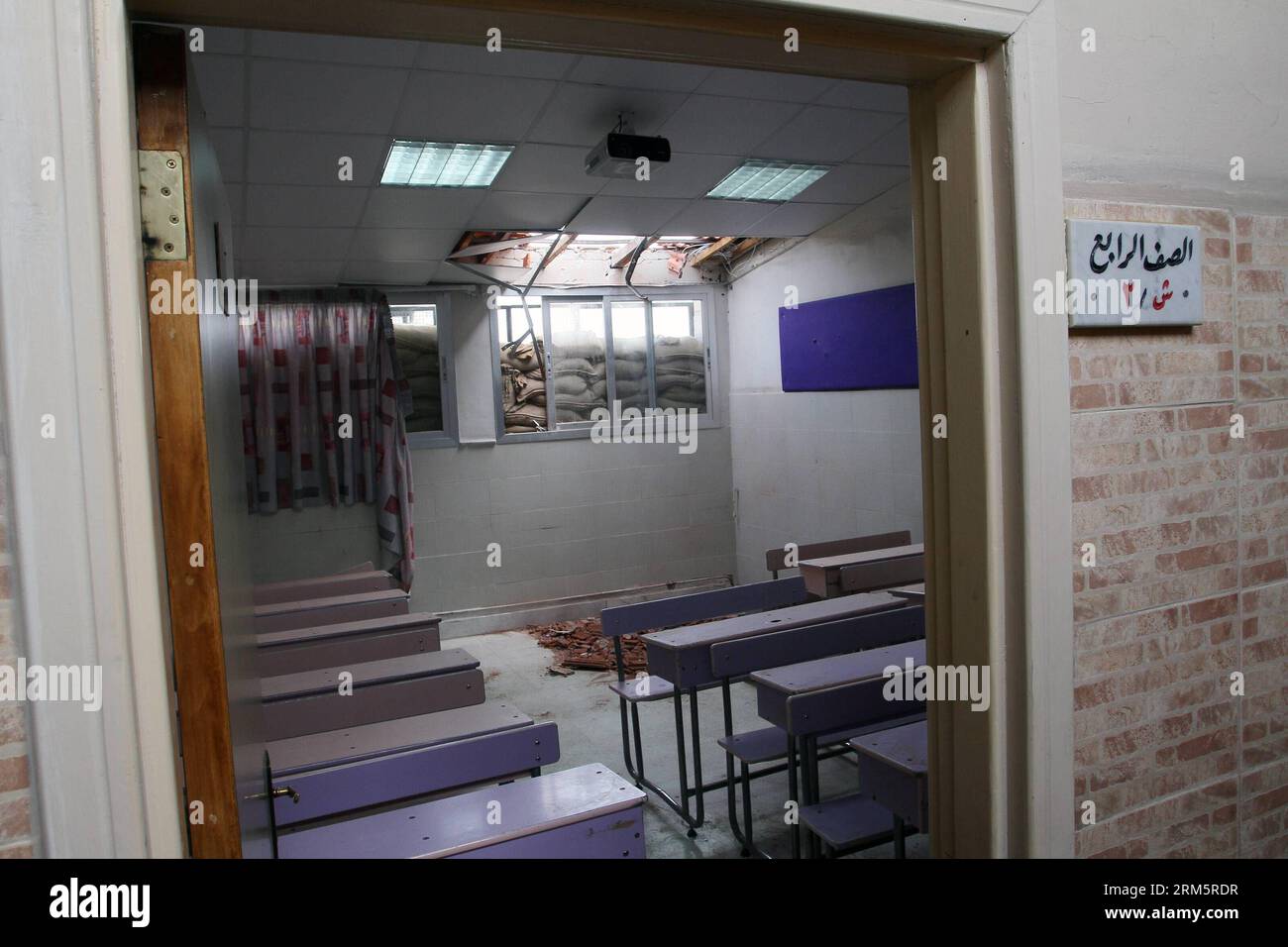 Bildnummer: 60705717 Datum: 12.11.2013 Copyright: imago/Xinhua (131112) -- DAMASKUS, 12. November 2013 (Xinhua) -- das Foto, das am 12. November 2013 aufgenommen wurde, zeigt Schäden in einem der Kurse der Yuhana al-Dimashqi Schule in der Nachbarschaft Bab Sharqi in Damaskus, Syrien, die einen Tag zuvor von Mörsergranaten getroffen wurden und 11 Schüler verletzt wurden. Syriens arabische Nachrichtenagentur SANA sagte, dass vier weitere syrische Kinder einen Tag zuvor durch Mörserrunden getötet wurden, die ihren Schulbus in der Nachbarschaft Bab Sharqi trafen. Es wurde gesagt, dass die Mörsergranaten auch den Busfahrer töteten und vier Kinder und zwei Lehrer verwundeten. (Xinhua/ Stockfoto