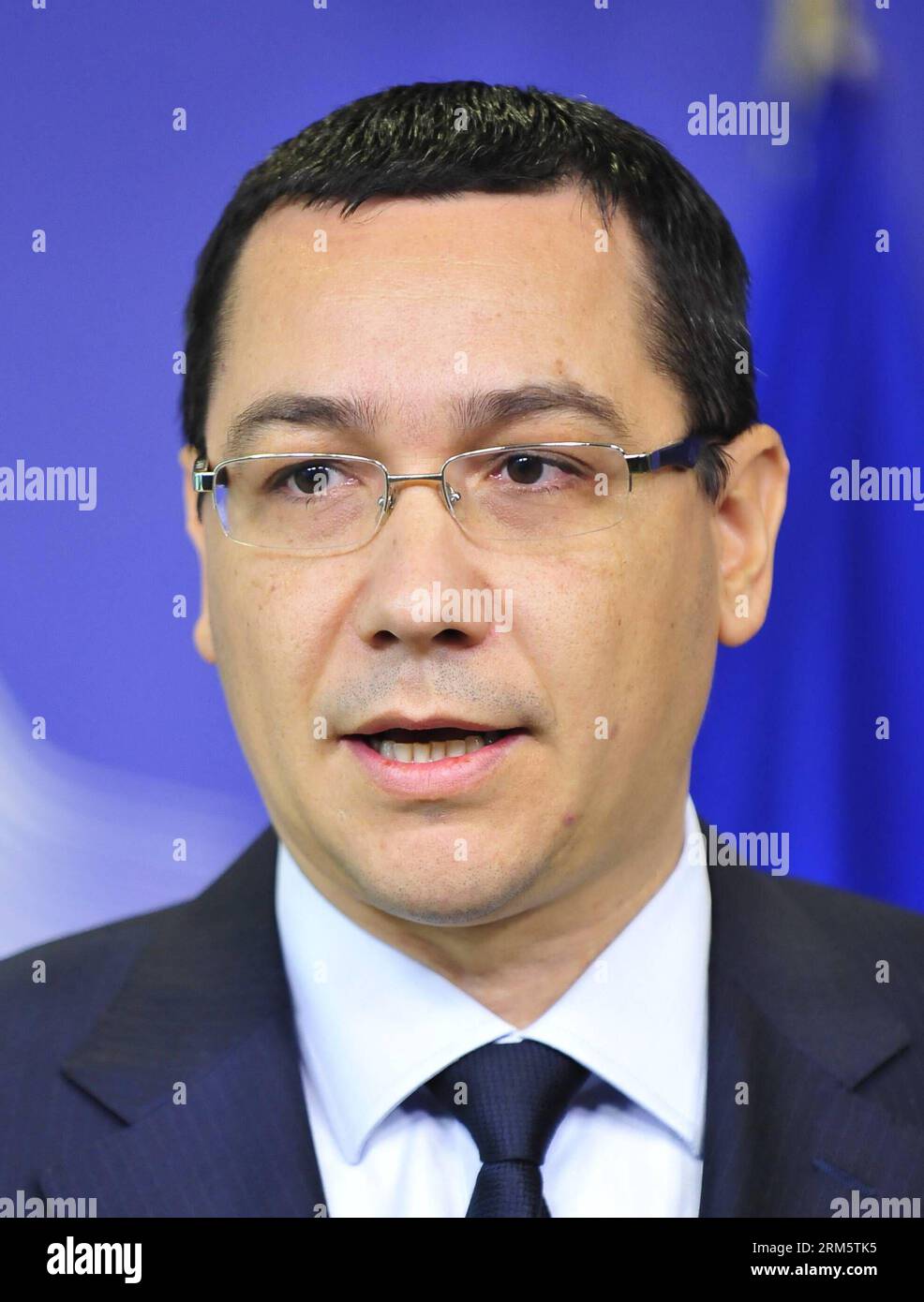 131115 -- BRÜSSEL, 15. November 2013 Xinhua -- der rumänische Premierminister Victor Ponta spricht während einer Pressekonferenz mit dem Präsidenten der Europäischen Kommission, Jose Manuel Barroso, und der moldauischen Premierministerin Iurie Leanca, die nach ihrem Treffen im EU-Hauptquartier in Brüssel, der belgischen Hauptstadt, am 15. November 2013 nicht zu sehen war. Xinhua/YE Pingfan BELGIUM-BRUSSELS-EU-BARROSO-ROMANIA-MOLDOVA-PM-MEETING PUBLICATIONxNOTxINxCHN Stockfoto
