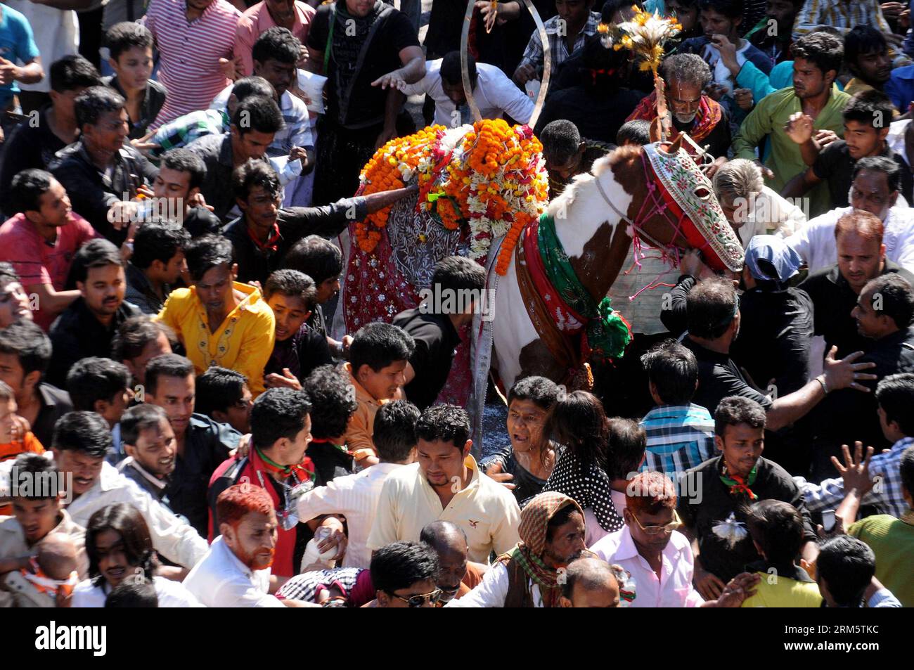 Bildnummer: 60719381 Datum: 15.11.2013 Copyright: imago/Xinhua (131115) -- DHAKA, 15. Nov. 2013 (Xinhua) -- Bangladeschisch-schiitische Muslime feiern in einer religiösen Prozession anlässlich Ashuras in Dhaka, Bangladesch, 15. Nov. 2013. Ashura ist der Trauertag unter Schiiten anlässlich des Todes von Imam Hussein, dem Enkel des Propheten Mohammed, der 680 n. Chr. in der irakischen Stadt Karbala getötet und begraben wurde. (Xinhua/Shariful Islam) BANGLADESCH-DHAKA-ASHURA PUBLICATIONxNOTxINxCHN xns x0x 2013 quer Premiumd 60719381 Datum 15 11 2013 Copyright Imago XINHUA Dhaka 15. November 2013 XINHUA Bangladeshi Shiite Moslems CEL Stockfoto