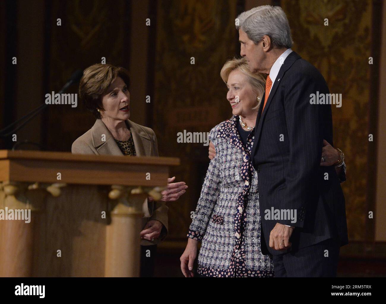 Bildnummer: 60720455 Datum: 15.11.2013 Copyright: imago/Xinhua (131115) -- WASHINGTON D.C., 15. November 2013 (Xinhua) -- US-Außenminister John Kerry (R), ehemalige Außenministerin Hillary Clinton (C) und ehemalige First Lady Laura W. Bush besuchen das Georgetown University Symposium Advancing Afghan Women: Förderung von Frieden und Fortschritt in Afghanistan, in Washington D.C., Hauptstadt der Vereinigten Staaten, 15. November 2013. (Xinhua/Zhang Jun) US-WASHINGTON-AFGHAN-WOMEN-RIGHTS-KERRY-CLINTON PUBLICATIONxNOTxINxCHN Politik People xas x0x 2013 quer premiumd 60720455 Datum 15 11 2013 Copyright Imago XI Stockfoto