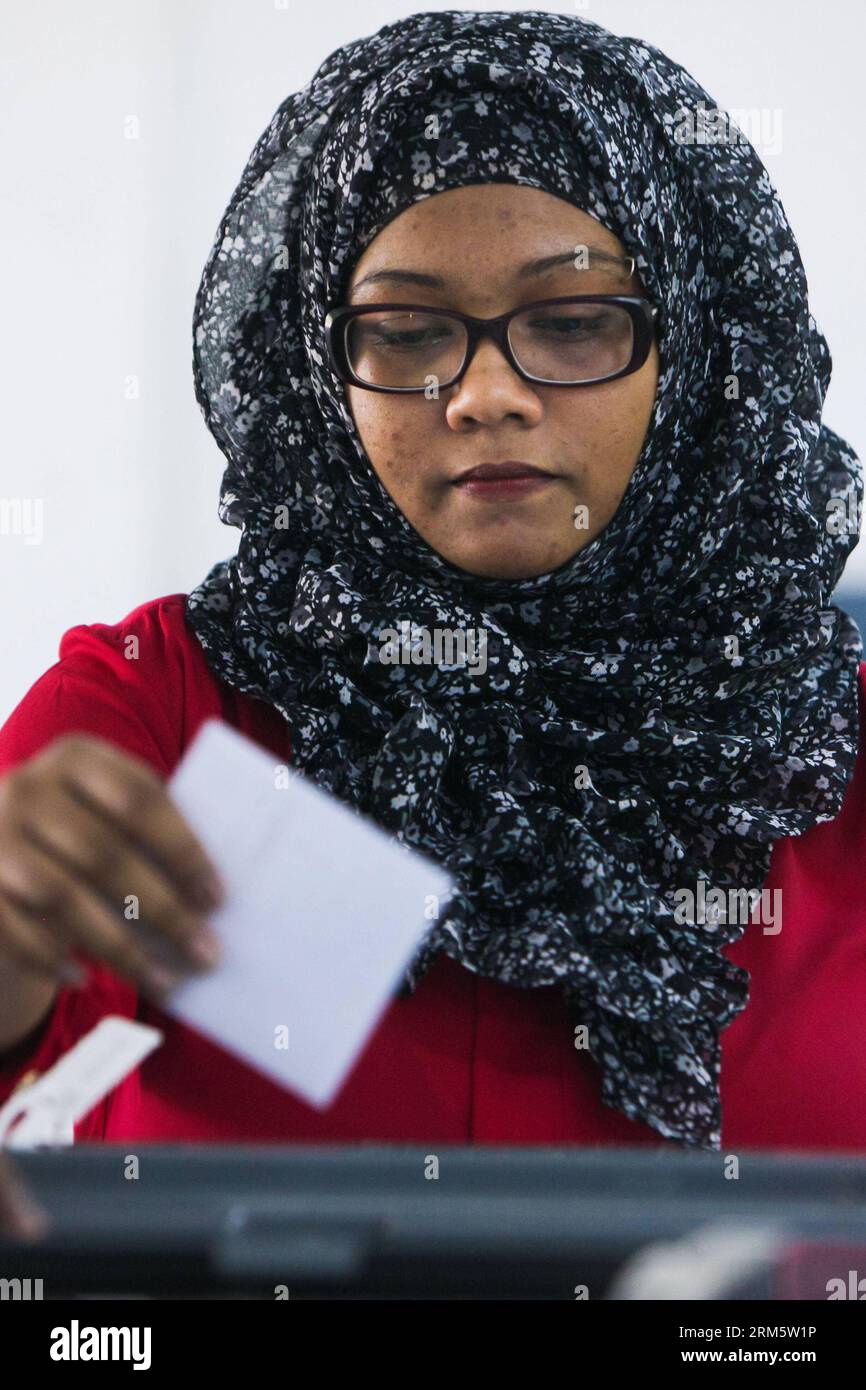 Bildnummer: 60721516 Datum: 16.11.2013 Copyright: imago/Xinhua (131116) -- MÄNNLICH, 16. November 2013 (Xinhua) -- Eine Wählerin gibt ihre Stimme in einem Wahllokal in Male, der Hauptstadt der Malediven, ab 16. November 2013 ab. Die Malediven hielten die Präsidentschaftswahlen am Samstag wieder ab. (Xinhua/Zheng Huansong) (lmz) MALEDIVEN-PRESIDENTIAL ELECTION-RE-RUN PUBLICATIONxNOTxINxCHN Politik Wahlen xcb x0x 2013 Hochpremiumd 60721516 Datum 16 11 2013 Copyright Imago XINHUA männlich 16. November 2013 XINHUA A a Voter gibt ihre Stimme AUF einer Wahlstation in der Malediven Hauptstadt ab 16. November 2013 Malediven Held die PRÄSIDENTSCHAFTSWAHL Stockfoto