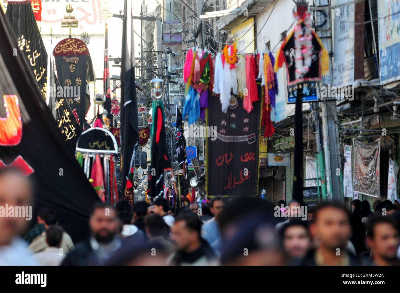 Bildnummer: 60720865 Datum: 15.11.2013 Copyright: imago/Xinhua RAWALPINDI, 15. November 2013 - pakistanische schiitische Muslime nehmen an einer Muharram-Prozession zum Tag der Ashura in Rawalpindi, Pakistan, 15. November 2013 Teil. Die Zahl der Todesopfer stieg bei Gewalt, die am Freitagabend in Pakistans Garnisonsstadt Rawalpindi in der Nähe der Hauptstadt Islamabad ausbrach, auf 10 an, berichteten lokale Medien. Der Vorfall ereignete sich, als schiitische Trauernde am 10. Muharram, dem heiligen muslimischen Monat, Trauerzüge auf ihrer Route unternahmen. (Xinhua/Ahmad Kamal) PAKISTAN-RAWALPINDI-ASHURA PUBLICATIONxNOTxINxCHN Politik Demo Pro Stockfoto