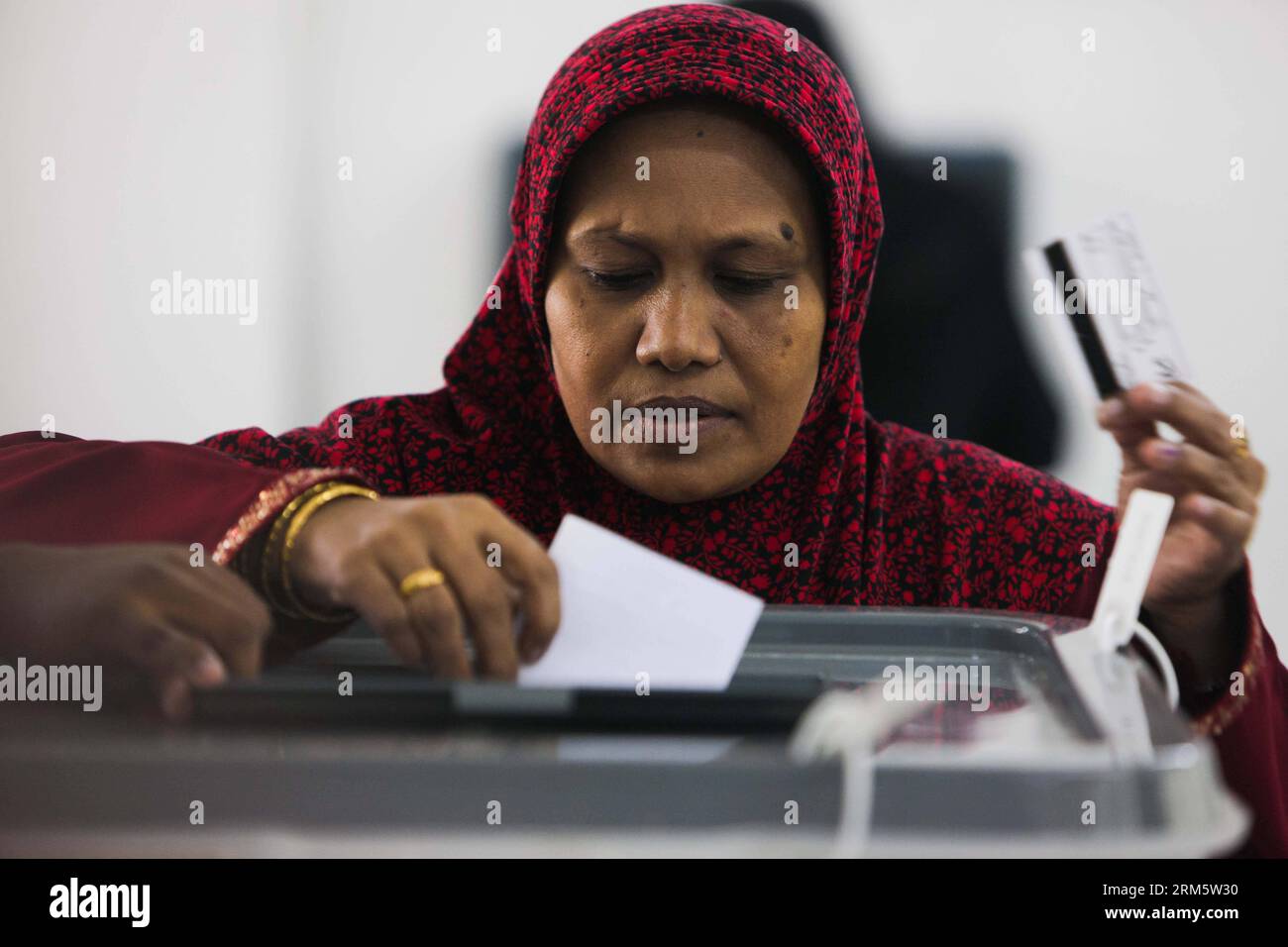 Bildnummer: 60721520 Datum: 16.11.2013 Copyright: imago/Xinhua (131116) -- MÄNNLICH, 16. November 2013 (Xinhua) -- Eine Wählerin gibt ihre Stimme in einem Wahllokal in Male, der Hauptstadt der Malediven, ab 16. November 2013 ab. Die Malediven hielten die Präsidentschaftswahlen am Samstag wieder ab. (Xinhua/Zheng Huansong) (lmz) MALEDIVEN-PRESIDENTIAL ELECTION-RE-RUN PUBLICATIONxNOTxINxCHN Politik Wahlen xcb x0x 2013 quer Premiere 60721520 Datum 16 11 2013 Copyright Imago XINHUA männlich 16. November 2013 XINHUA A a Voter gibt ihre Stimme AUF einer Wahlstation in der Malediven Hauptstadt ab 16. November 2013 Malediven Held die PRÄSIDENTSCHAFTSWAHL Stockfoto