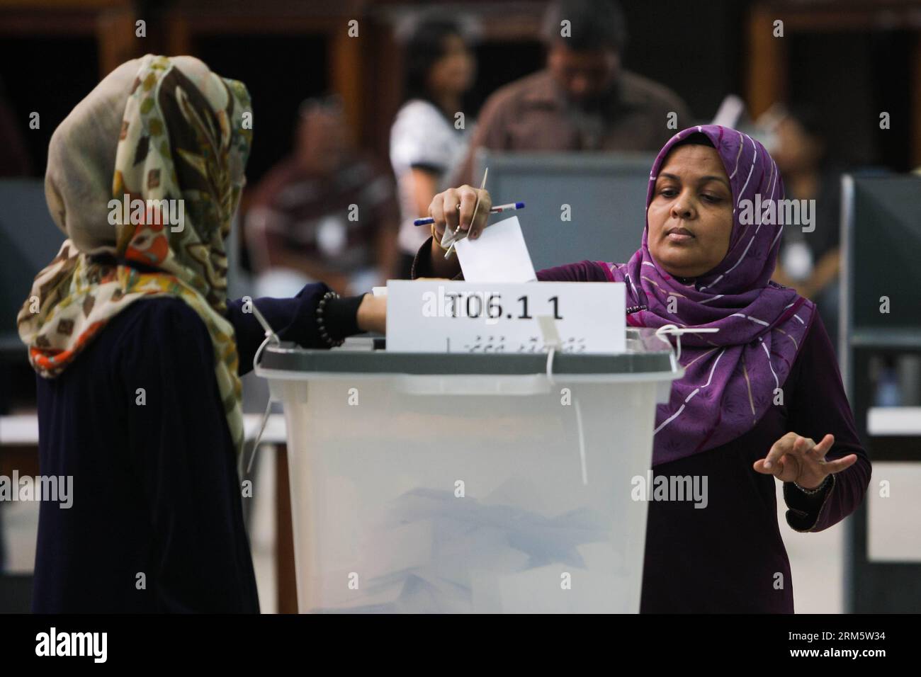Bildnummer: 60721524 Datum: 16.11.2013 Copyright: imago/Xinhua (131116) -- MÄNNLICH, 16. November 2013 (Xinhua) -- Eine Wählerin gibt ihre Stimme in einem Wahllokal in Male, der Hauptstadt der Malediven, ab 16. November 2013 ab. Die Malediven hielten die Präsidentschaftswahlen am Samstag wieder ab. (Xinhua/Zheng Huansong) (lmz) MALEDIVEN-PRESIDENTIAL ELECTION-RE-RUN PUBLICATIONxNOTxINxCHN Politik Wahlen xcb x0x 2013 quer Premiere 60721524 Datum 16 11 2013 Copyright Imago XINHUA männlich 16. November 2013 XINHUA A a Voter gibt ihre Stimme AUF einer Wahlstation in der Malediven Hauptstadt ab 16. November 2013 Malediven Held die PRÄSIDENTSCHAFTSWAHL Stockfoto