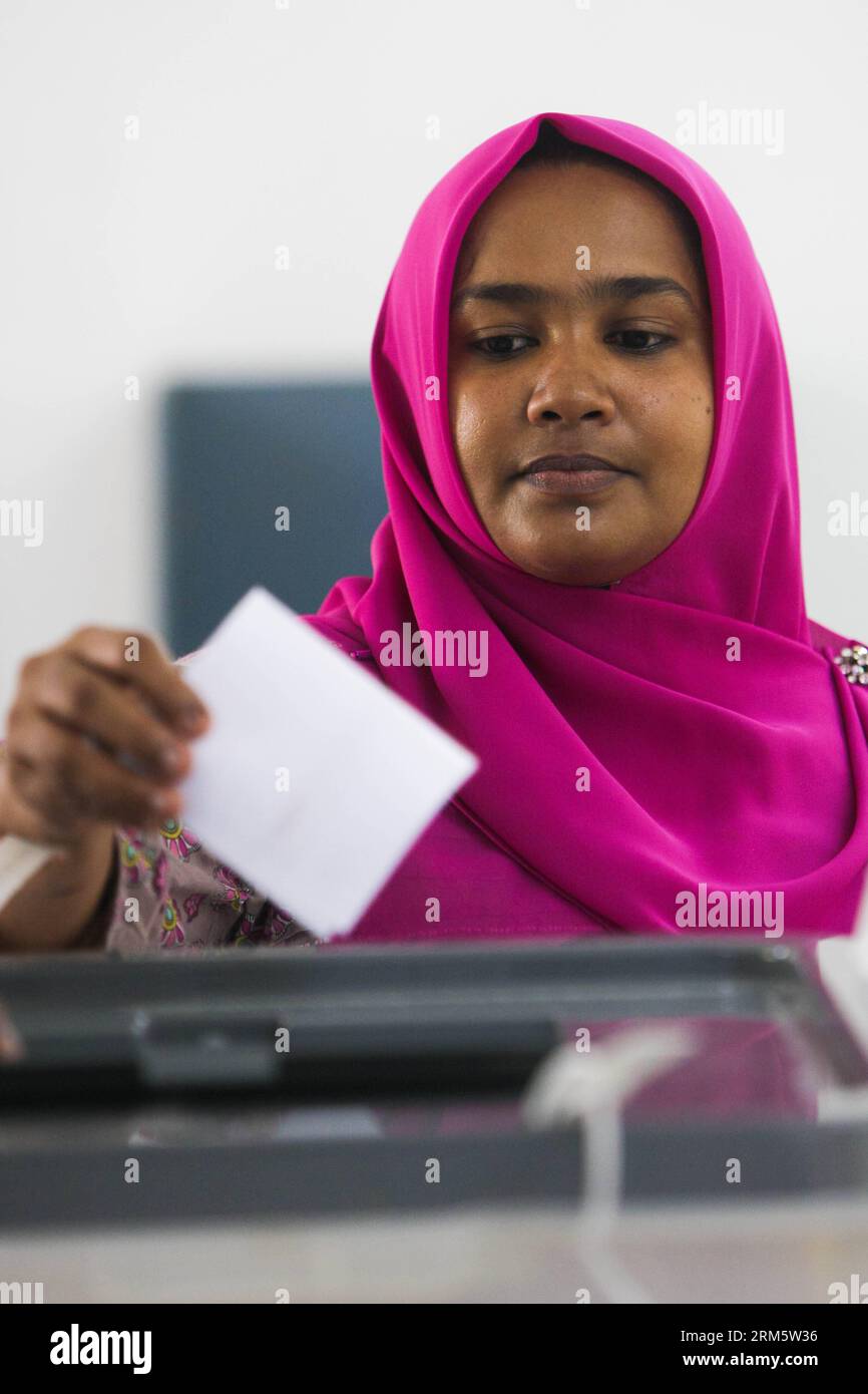 Bildnummer: 60721521 Datum: 16.11.2013 Copyright: imago/Xinhua (131116) -- MÄNNLICH, 16. November 2013 (Xinhua) -- Eine Wählerin gibt ihre Stimme in einem Wahllokal in Male, der Hauptstadt der Malediven, ab 16. November 2013 ab. Die Malediven hielten die Präsidentschaftswahlen am Samstag wieder ab. (Xinhua/Zheng Huansong) (lmz) MALEDIVEN-PRESIDENTIAL ELECTION-RE-RUN PUBLICATIONxNOTxINxCHN Politik Wahlen xcb x0x 2013 Hochpremiumd 60721521 Datum 16 11 2013 Copyright Imago XINHUA männlich 16. November 2013 XINHUA A a Voter gibt ihre Stimme AUF einer Wahlstation in der Malediven Hauptstadt ab 16. November 2013 Malediven Held die PRÄSIDENTSCHAFTSWAHL Stockfoto