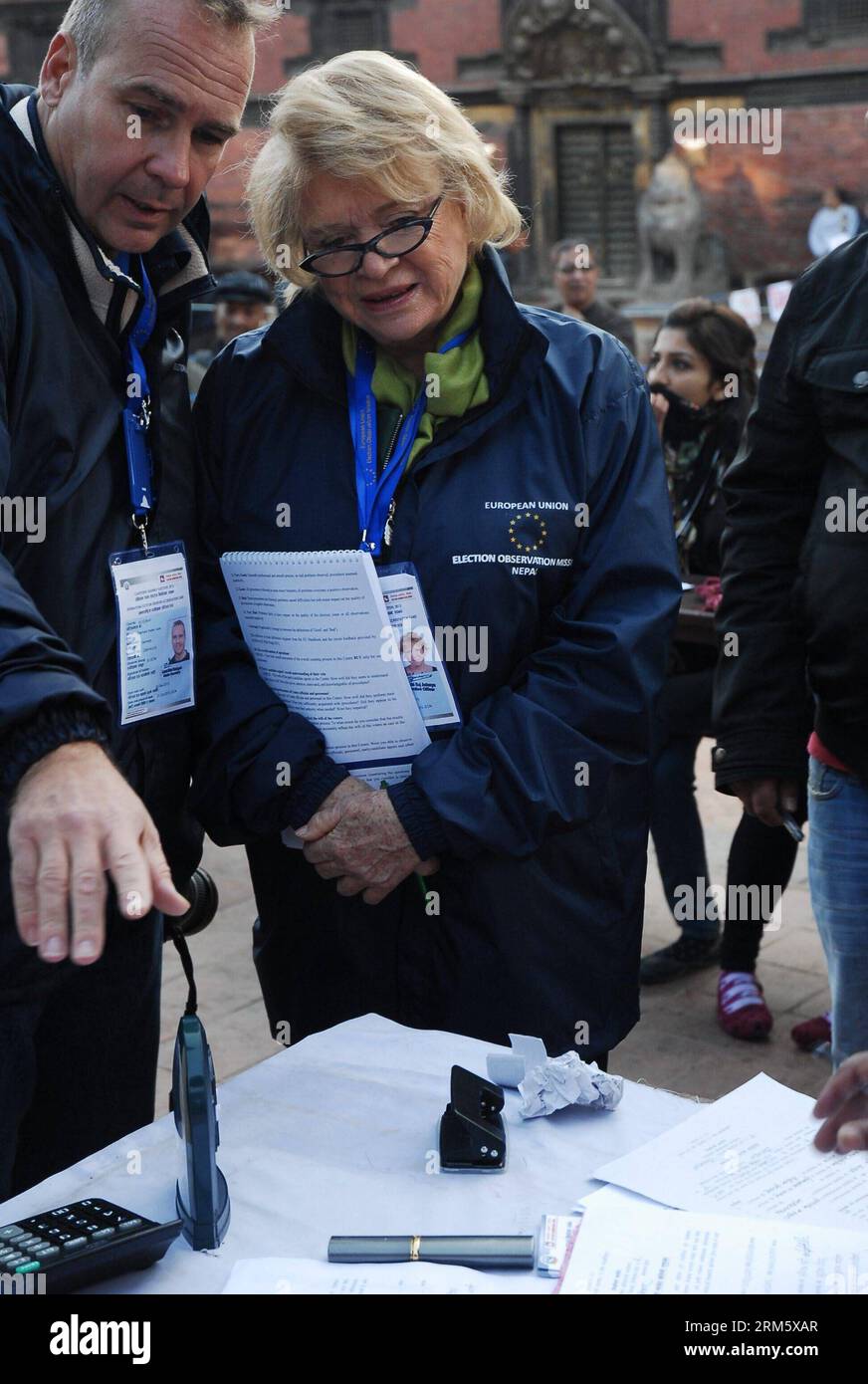 Bildnummer: 60731308 Datum: 19.11.2013 Copyright: imago/Xinhua (131119) -- LALITPUR, 19. November 2013 (Xinhua) -- Chefbeobachterin der EU (Europäische Union) Eva Joly (C) besucht ein Wahlzentrum in Lalitpur, Nepal, 19. November 2013. Die zweite Wahl der Verfassungsgebenden Versammlung (CA) in Nepal wurde trotz Behinderung am Dienstag friedlich abgeschlossen, da sie besorgt auf das Ergebnis wartet, sagte die Regierung am Dienstag. (Xinhua/Sunil Sharma) NEPAL-LALITPUR-WAHLENDE PUBLICATIONxNOTxINxCHN People Politik Wahl xns x0x 2013 Hochpremiumd 60731308 Datum 19 11 2013 Copyright Imago XINHUA Lalitpur 19. November 2013 XINHUA Stockfoto