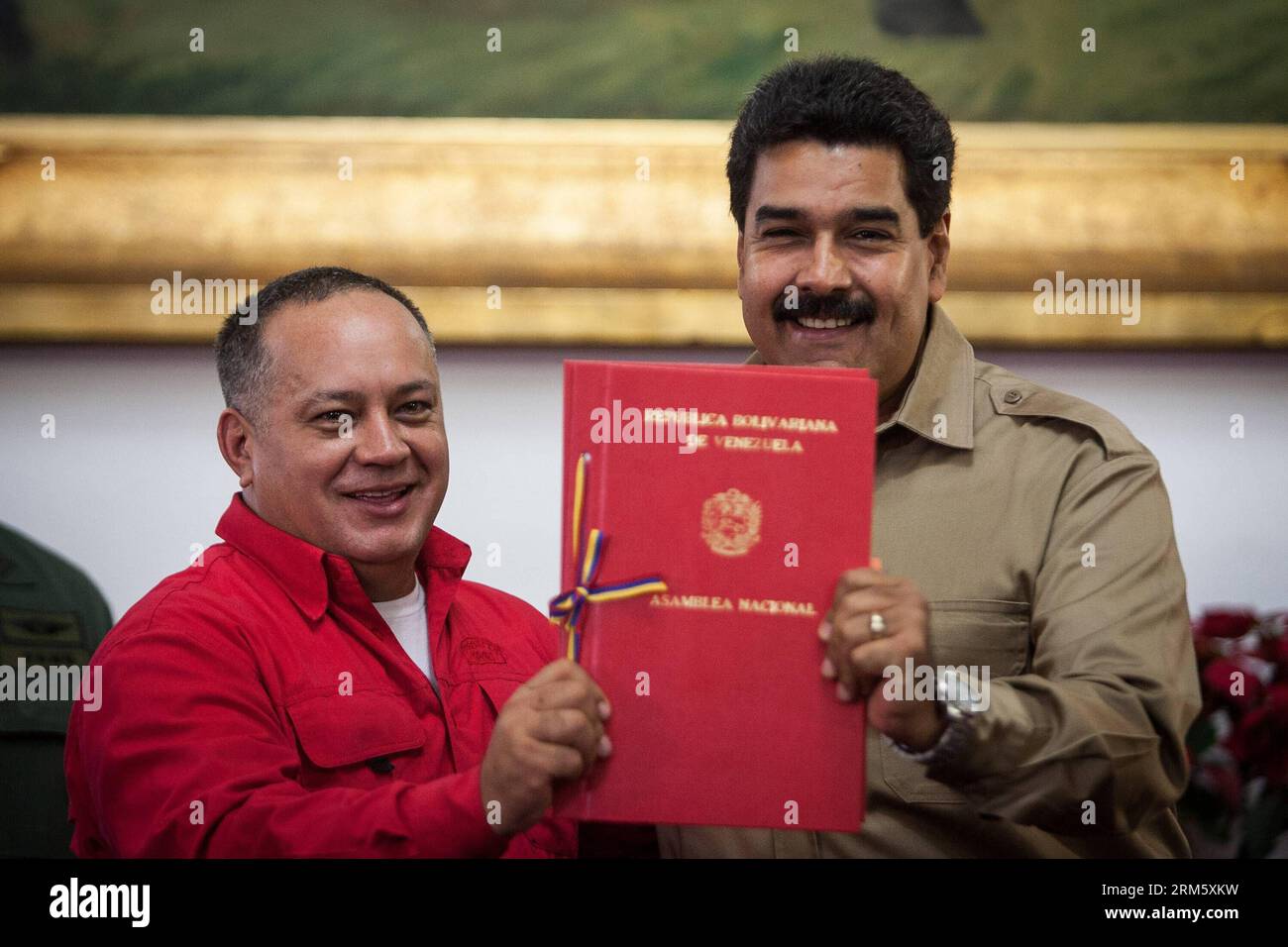 Bildnummer: 60733740 Datum: 19.11.2013 Copyright: imago/Xinhua (131120) -- CARACAS, (Xinhua) -- Venezuelas Präsident Nicolas Maduro (R) reagiert während der Verabschiedung des Ermächtigungsgesetzes durch den Präsidenten der Nationalversammlung, Diosdado Cabello (L), am 19. November 2013 im Miraflores-Palast in Caracas, der Hauptstadt Venezuelas. Die venezolanische Nationalversammlung hat am Dienstag das Ermächtigungsgesetz verabschiedet, das dem Präsidenten Nicolas Maduro, der es am Oktober beantragt hat, besondere Befugnisse überträgt, angeblich zur Bekämpfung der Korruption und zur Stimulierung einer diversifizierten Wirtschaft. (Xinhua/Boris Vergara) (rt) (sp) VENEZUELA-CARACA Stockfoto