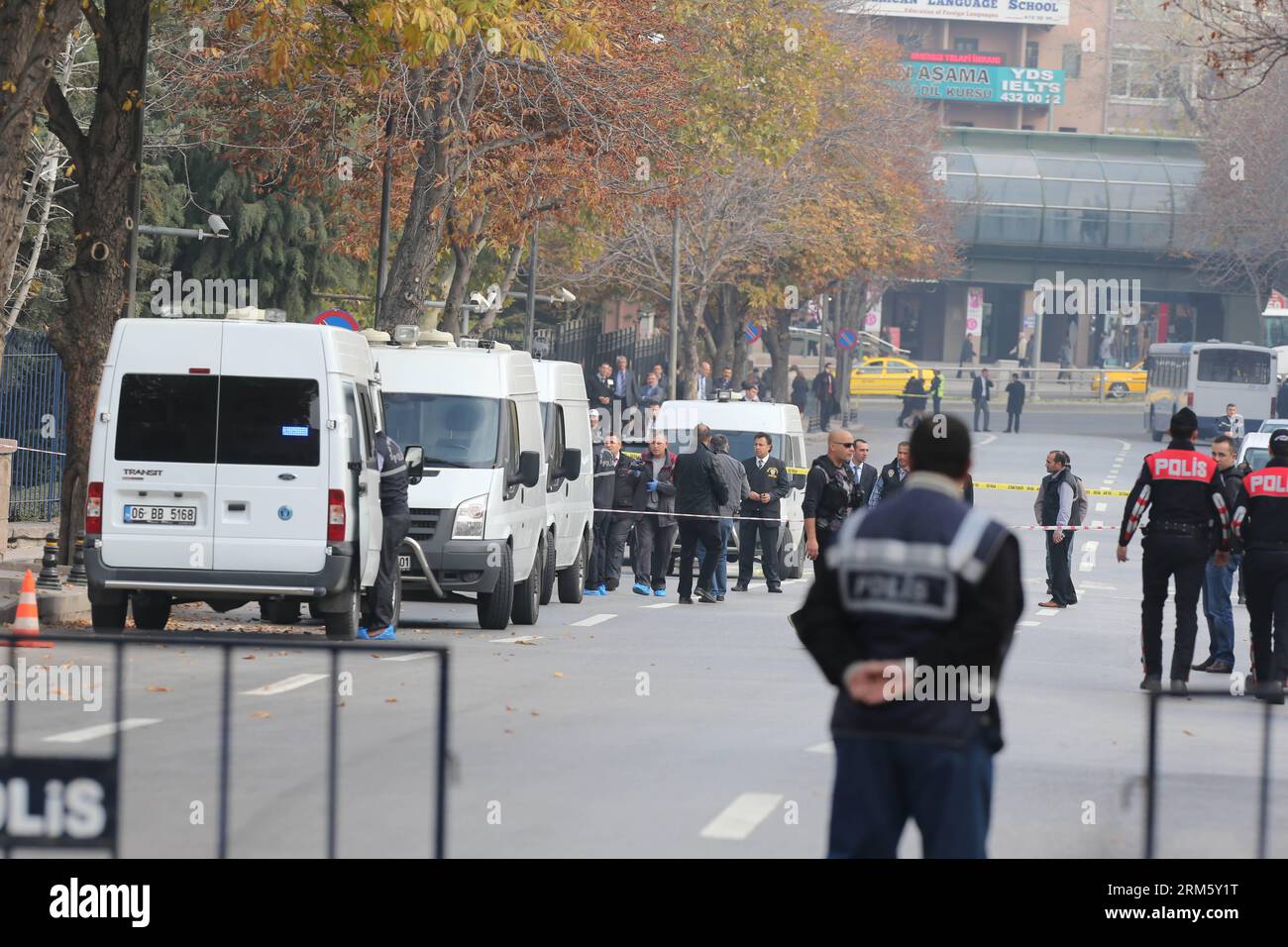 Bildnummer: 60739374 Datum: 21.11.2013 Copyright: imago/Xinhua (131121) -- ANKARA, 21. November 2013 (Xinhua) -- Polizisten sperren die Straßen in der Nähe des Gebäudes des Premierministeriums in Ankara, Türkei, 21. November 2013 ab. Ein Mann, der angeblich ein Gerät trug, das einer Bombe ähnelte, wurde von türkischen Sicherheitskräften auf der Vekaletler Avenue gefangen genommen, nachdem er am Donnerstag versucht hatte, das Gebäude des türkischen Premierministeriums in Ankara zu betreten. (Xinhua/Mustafa Kaya) (srb) TÜRKEI-ANKARA-SELBSTMORDANSCHLAG PUBLICATIONxNOTxINxCHN Gesellschaft x2x xkg 2013 quer premiumd o0 Ministerium Absperrung Straßensperre Straße Verkehr Sper Stockfoto