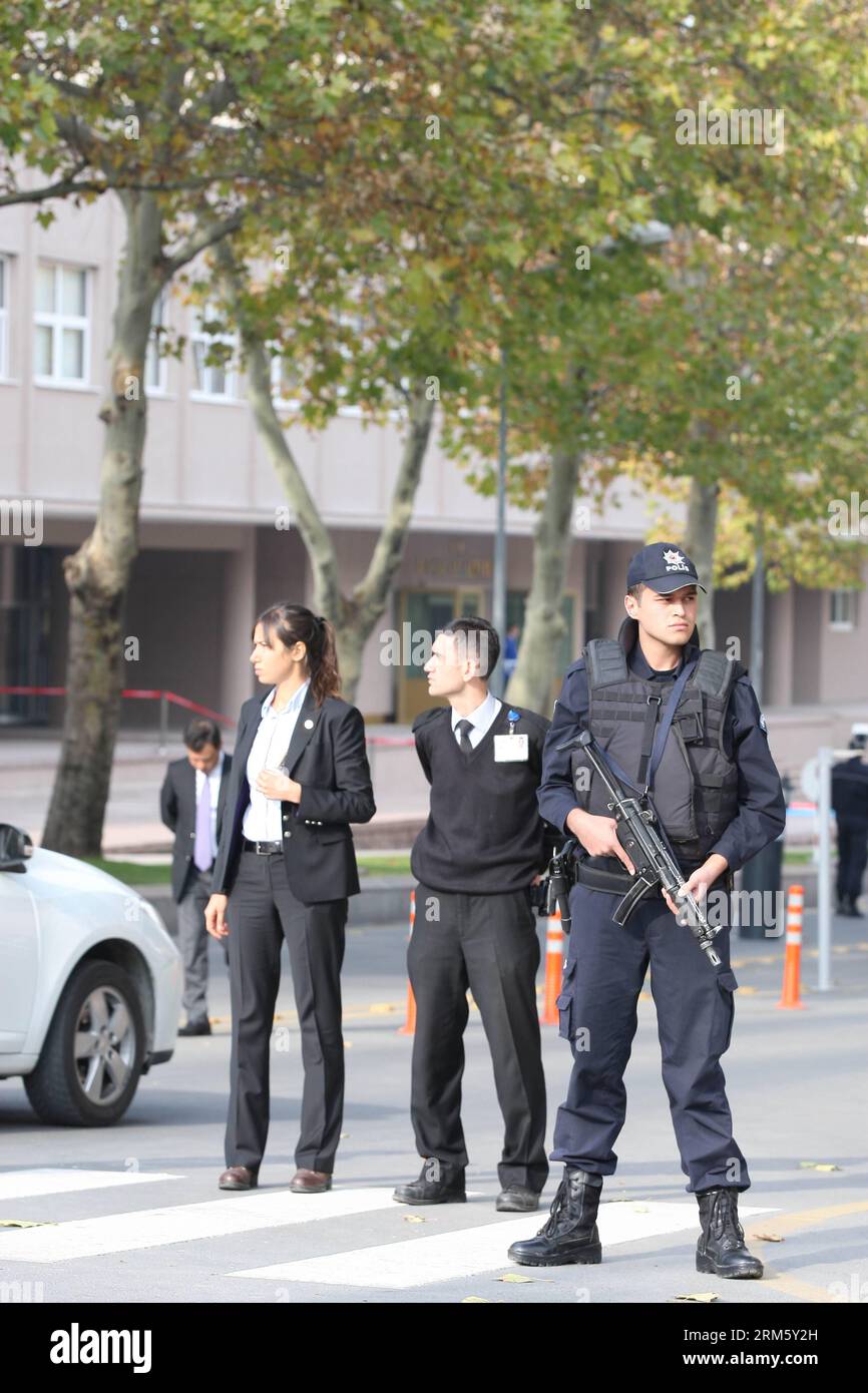 Bildnummer: 60739397 Datum: 21.11.2013 Copyright: imago/Xinhua (131121) -- ANKARA, 21. November 2013 (Xinhua) -- Polizisten stehen Wache auf einer Straße in der Nähe des Gebäudes des Premierministeriums in Ankara, Türkei, 21. November 2013. Ein Mann, der angeblich ein Gerät trug, das einer Bombe ähnelte, wurde von türkischen Sicherheitskräften auf der Vekaletler Avenue gefangen genommen, nachdem er am Donnerstag versucht hatte, das Gebäude des türkischen Premierministeriums in Ankara zu betreten. (Xinhua/Mustafa Kaya) (srb) TÜRKEI-ANKARA-SELBSTMORDANSCHLAG PUBLICATIONxNOTxINxCHN Gesellschaft x2x xkg 2013 Hochpremiumd o0 Ministerium Absperrung Straßensperre Straße Verkehr Sper Stockfoto