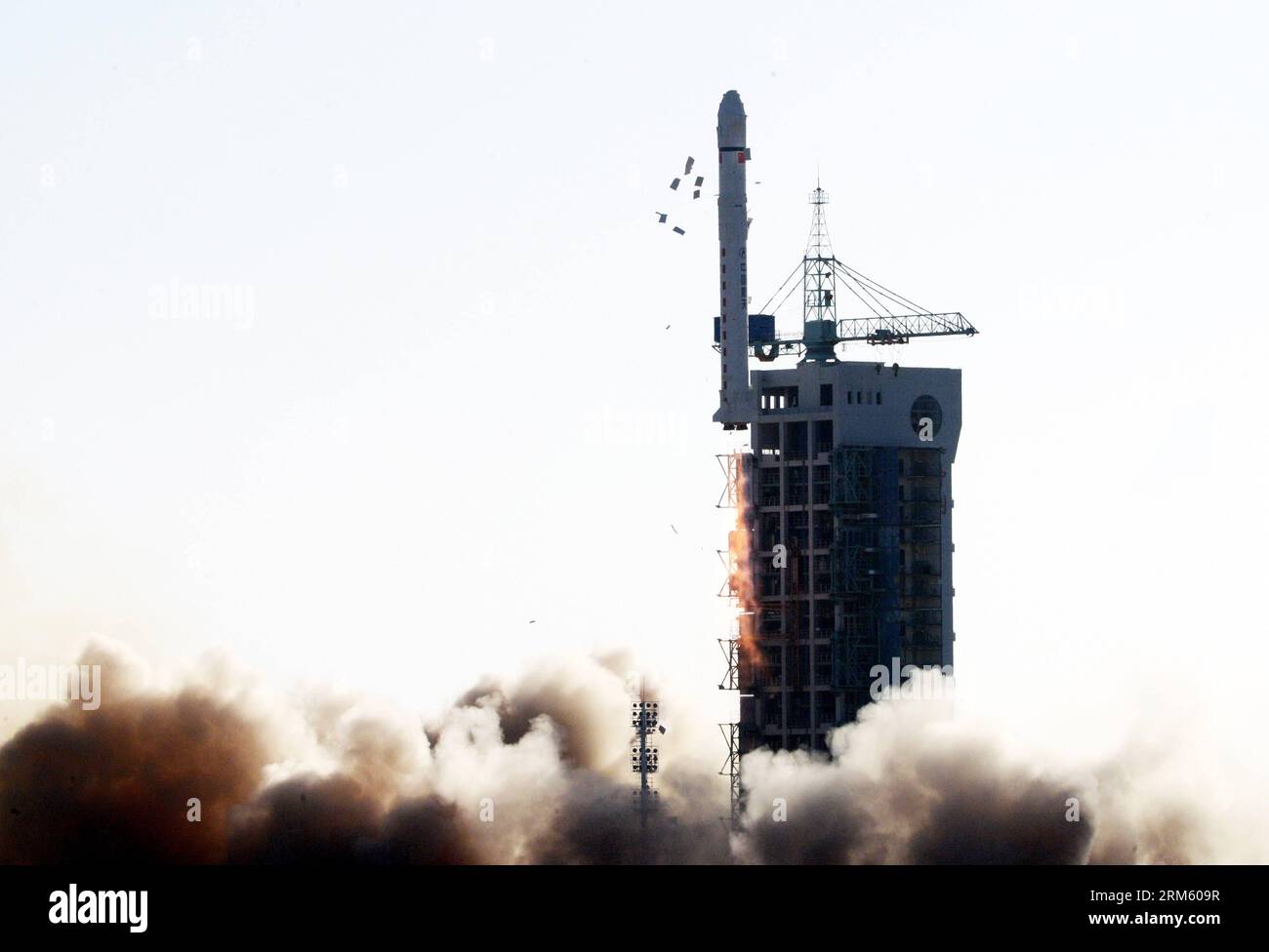 Bildnummer: 60751478 Datum: 25.11.2013 Copyright: imago/Xinhua eine lange März-2D-Trägerrakete mit dem Experiment-5-Satelliten springt vom Startplatz des Jiuquan Satellite Launch Center in Jiuquan, Provinz Gansu im Nordwesten Chinas, 25. November 2013. China hat am Montag erfolgreich den Satelliten gestartet, der technologische Experimente und Umweltuntersuchungen durchführen wird. (Xinhua/Zhu Zheng) (ry) CHINA-JIUQUAN-SATELLITE-LAUNCH (CN) PUBLICATIONxNOTxINxCHN Gesellschaft Raumfahrt Start Rakete Raketenstart China xcb x0x 2013 quer Premiumd Stockfoto