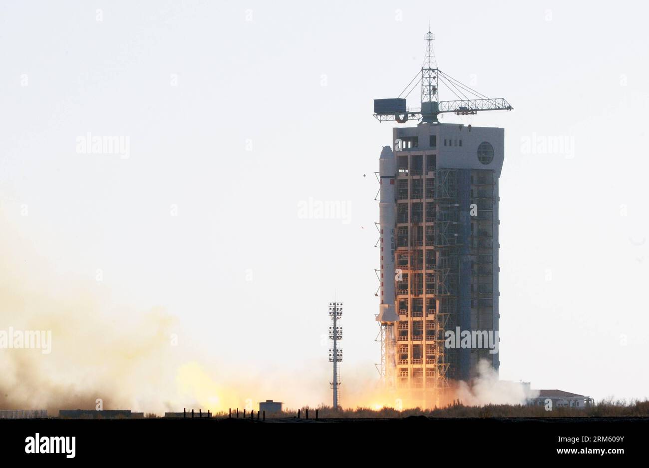 Bildnummer: 60751477 Datum: 25.11.2013 Copyright: imago/Xinhua eine lange März-2D-Trägerrakete mit dem Experiment-5-Satelliten springt vom Startplatz des Jiuquan Satellite Launch Center in Jiuquan, Provinz Gansu im Nordwesten Chinas, 25. November 2013. China hat am Montag erfolgreich den Satelliten gestartet, der technologische Experimente und Umweltuntersuchungen durchführen wird. (Xinhua/Zhu Zheng) (ry) CHINA-JIUQUAN-SATELLITE-LAUNCH (CN) PUBLICATIONxNOTxINxCHN Gesellschaft Raumfahrt Start Rakete Raketenstart China xcb x0x 2013 quer Premiumd Stockfoto
