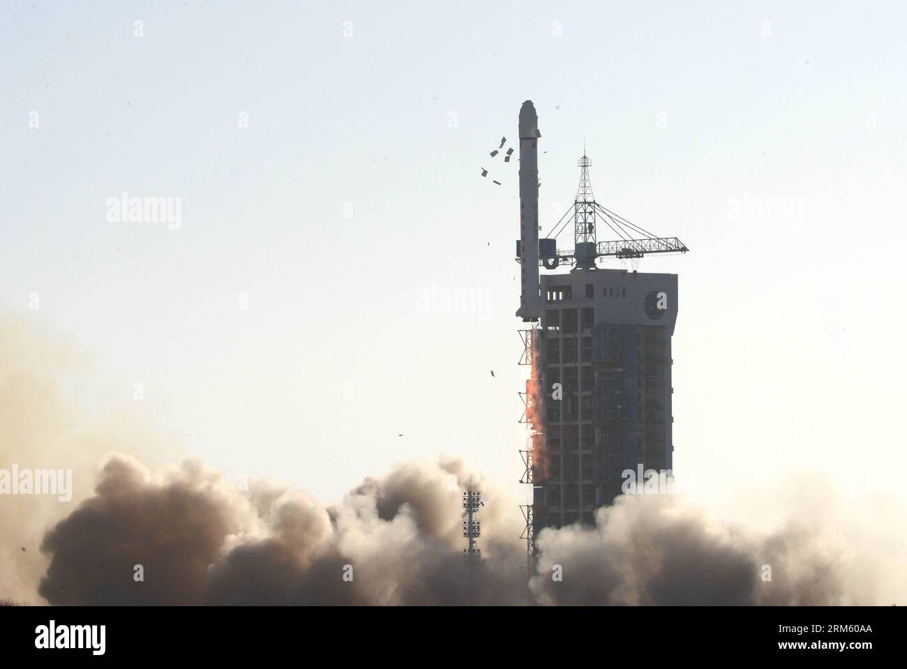 Bildnummer: 60751482 Datum: 25.11.2013 Copyright: imago/Xinhua eine lange März-2D-Trägerrakete mit dem Experiment-5-Satelliten springt vom Startplatz des Jiuquan Satellite Launch Center in Jiuquan, Provinz Gansu im Nordwesten Chinas, 25. November 2013. China hat am Montag erfolgreich den Satelliten gestartet, der technologische Experimente und Umweltuntersuchungen durchführen wird. (Xinhua/Zhu Zheng) (ry) CHINA-JIUQUAN-SATELLITE-LAUNCH (CN) PUBLICATIONxNOTxINxCHN Gesellschaft Raumfahrt Start Rakete Raketenstart China xcb x0x 2013 quer Stockfoto