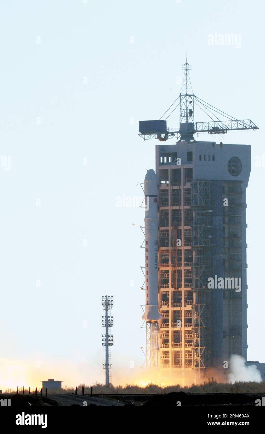 Bildnummer: 60751481 Datum: 25.11.2013 Copyright: imago/Xinhua eine lange März-2D-Trägerrakete mit dem Experiment-5-Satelliten springt vom Startplatz des Jiuquan Satellite Launch Center in Jiuquan, Provinz Gansu im Nordwesten Chinas, 25. November 2013. China hat am Montag erfolgreich den Satelliten gestartet, der technologische Experimente und Umweltuntersuchungen durchführen wird. (Xinhua/Zhu Zheng) (ry) CHINA-JIUQUAN-SATELLITE-LAUNCH (CN) PUBLICATIONxNOTxINxCHN Gesellschaft Raumfahrt Start Rakete Raketenstart China xcb x0x 2013 hoch premiumd Stockfoto