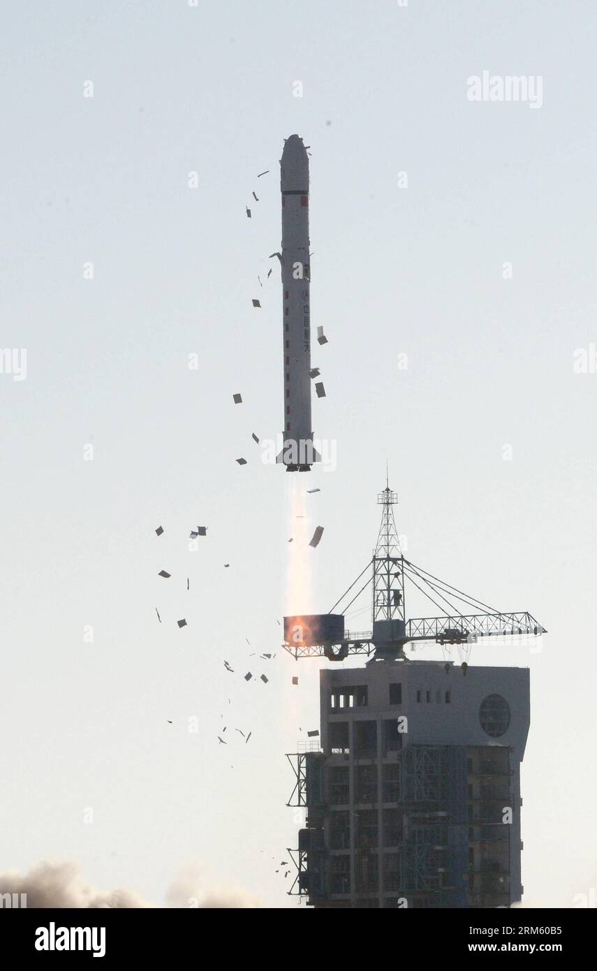 Bildnummer: 60751480 Datum: 25.11.2013 Copyright: imago/Xinhua eine lange März-2D-Trägerrakete mit dem Experiment-5-Satelliten springt vom Startplatz des Jiuquan Satellite Launch Center in Jiuquan, Provinz Gansu im Nordwesten Chinas, 25. November 2013. China hat am Montag erfolgreich den Satelliten gestartet, der technologische Experimente und Umweltuntersuchungen durchführen wird. (Xinhua/Zhu Zheng) (ry) CHINA-JIUQUAN-SATELLITE-LAUNCH (CN) PUBLICATIONxNOTxINxCHN Gesellschaft Raumfahrt Start Rakete Raketenstart China xcb x0x 2013 hoch premiumd Stockfoto