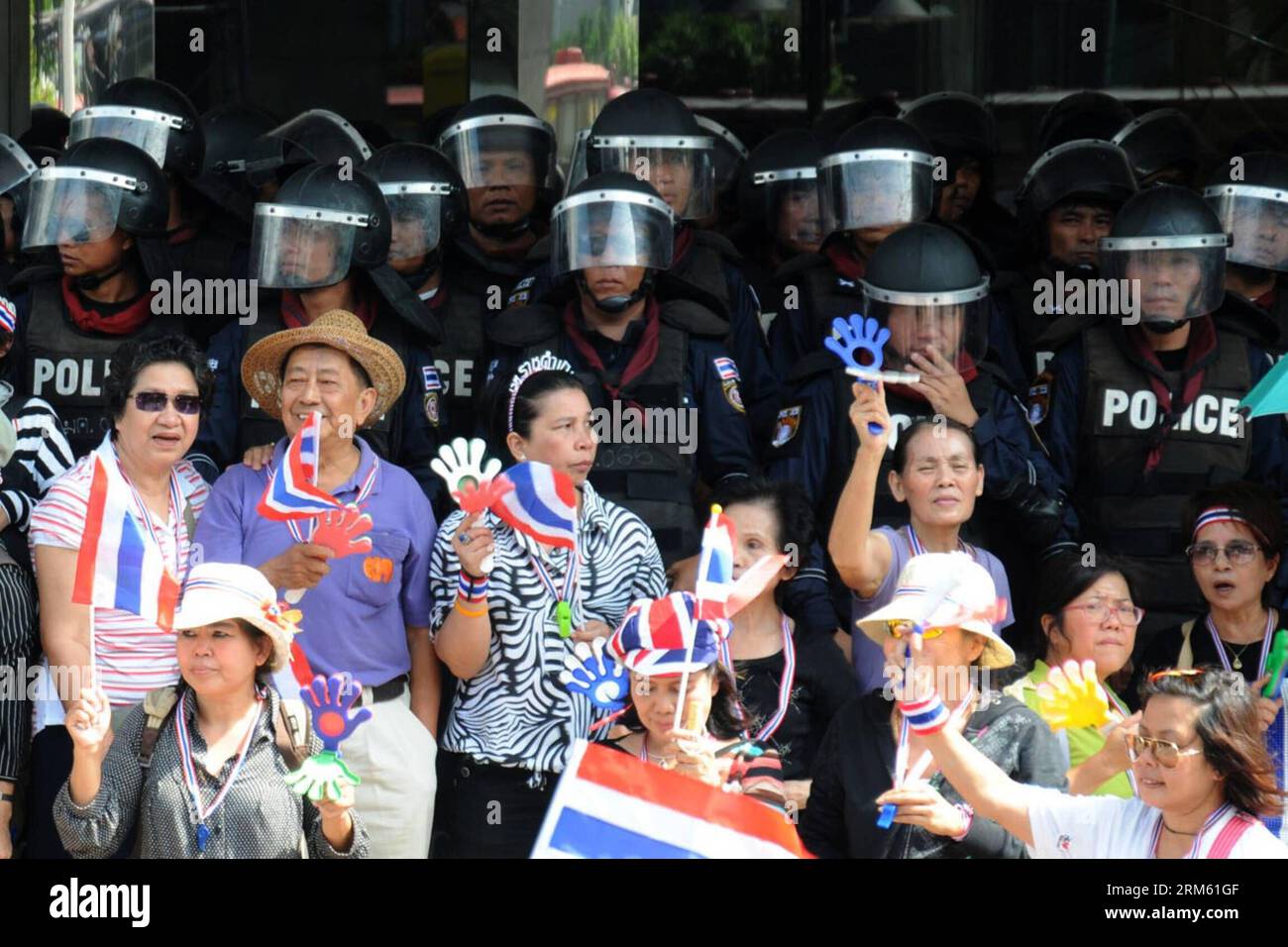 Bildnummer: 60761943 Datum: 27.11.2013 Copyright: imago/Xinhua (131127) -- BANGKOK, 27. November 2013 (Xinhua) -- Anti-Regierungs-Demonstranten versammeln sich vor dem Kulturministerium in Bangkok, Thailand, 27. November 2013. Die Demonstranten zwangen am Dienstag die Schließung mehrerer Ministerien und versprachen, die Kontrolle über die Staatsämter landesweit zu übernehmen, um Premierminister Yingluck Shinawatra zu stürzen. Dies verschärfte die größte Herausforderung, der sie seit ihrem Amtsantritt ausgesetzt war. (Xinhua/RACHEN Sageamsak)(zhf) THAILAND-BANGKOK-RALLY PUBLICATIONxNOTxINxCHN Proteste xCHN Politik x0x 2013 Stockfoto