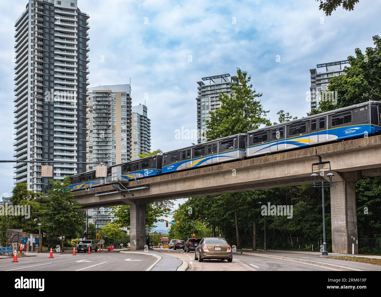 Surrey Central im Großraum Vancouver, BC, Kanada. Hochbahn des öffentlichen Nahverkehrssystems an der King George Ave. In Surrey. Translink Bereitstellen Stockfoto