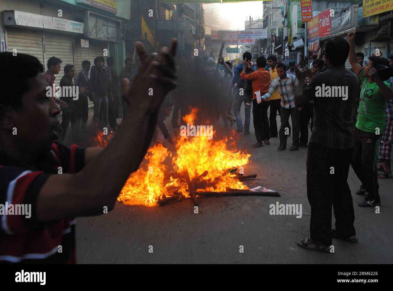 Bildnummer: 60766465 Datum: 28.11.2013 Copyright: imago/Xinhua DHAKA, 28. November 2013 Unterstützer der bangladeschischen Jamaat-e-Islami-Partei setzten während der landesweiten Verkehrsblockade Feuer gegen die Ankündigung des Zeitplans der 10. parlamentsumfrage in Dhaka, Bangladesch, 28. November 2013. Regierungsfeindliche Demonstranten gingen auf die Straße und kämpften in vielen Bezirken Bangladeschs gegen Gesetzeshüter, da die wichtigste Oppositionsallianz am dritten Tag in Folge eine landesweite Blockade erzwang, die weit verbreitete Gewalt auslöste und 18 Menschenleben forderte. (Xinhua/Shariful Islam) BANGL Stockfoto