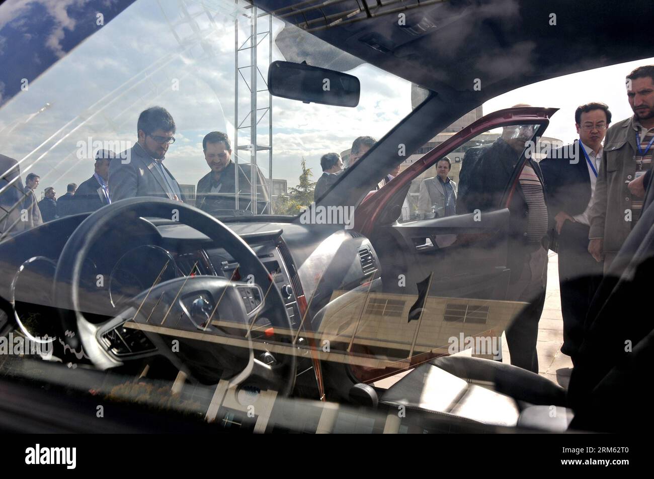 Bildnummer: 60774482 Datum: 30.11.2013 Copyright: imago/Xinhua (131130) -- TEHERAN, 30. November 2013 (Xinhua) -- Ein neu gefertigtes Automobil namens DENA wird während einer internationalen Auto-Konferenz in Teheran, Iran, am 30. November 2013 gezeigt. Eine Reihe führender Automobilmarken aus 20 Ländern haben an einer internationalen Konferenz teilgenommen, die hier am Samstag eröffnet wurde. Die Konferenz findet nach dem Genfer Abkommen statt, das am vergangenen Wochenende geschlossen wurde und in Iran den Optimismus für eine Wiederbelebung der Branche weckte. (Xinhua/Ahmad Halabisaz) IRAN-TEHERAN-INDUSTRIE-AUTO-KONFERENZ PUBLICATIONxNOTxINxCHN Wirtschaft G Stockfoto