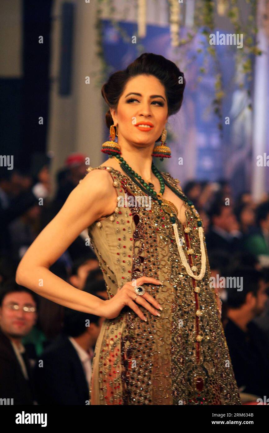 Bildnummer: 60777607 Datum: 01.12.2013 Copyright: imago/Xinhua (131201) -- LAHORE, 1. Dezember 2013 (Xinhua) -- Ein Modell präsentiert eine Kreation des Designers Erum Khan am zweiten Tag der Pantene Bridal Couture Week 2013 im ostpakistanischen Lahore, 30. November 2013. (Xinhua/Jamil Ahmed) PAKISTAN-LAHORE-FASHION-BRIDAL KOLLEKTION PUBLICATIONxNOTxINxCHN Entertainment Mode Modenschau Brautmode x0x xkg 2013 hoch Premiumauflage Stockfoto