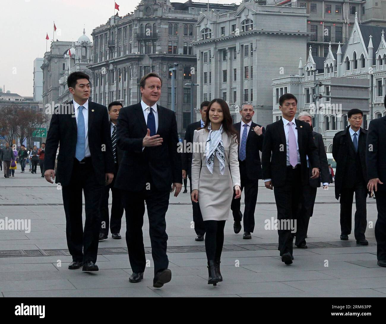 Bildnummer: 60788642 Datum: 03.12.2013 Copyright: imago/Xinhua (131203) -- SHANGHAI, 3. Dezember 2013 (Xinhua) -- der britische Premierminister David Cameron (Front, L) besucht das Gebiet des Bund im ostchinesischen Shanghai, 3. Dezember 2013. (Xinhua/Chen Fei) (mt) CHINA-SHANGHAI-BRITISH PM-VISIT (CN) PUBLICATIONxNOTxINxCHN People Politik Premiumd x0x xsk 2013 quer Stockfoto