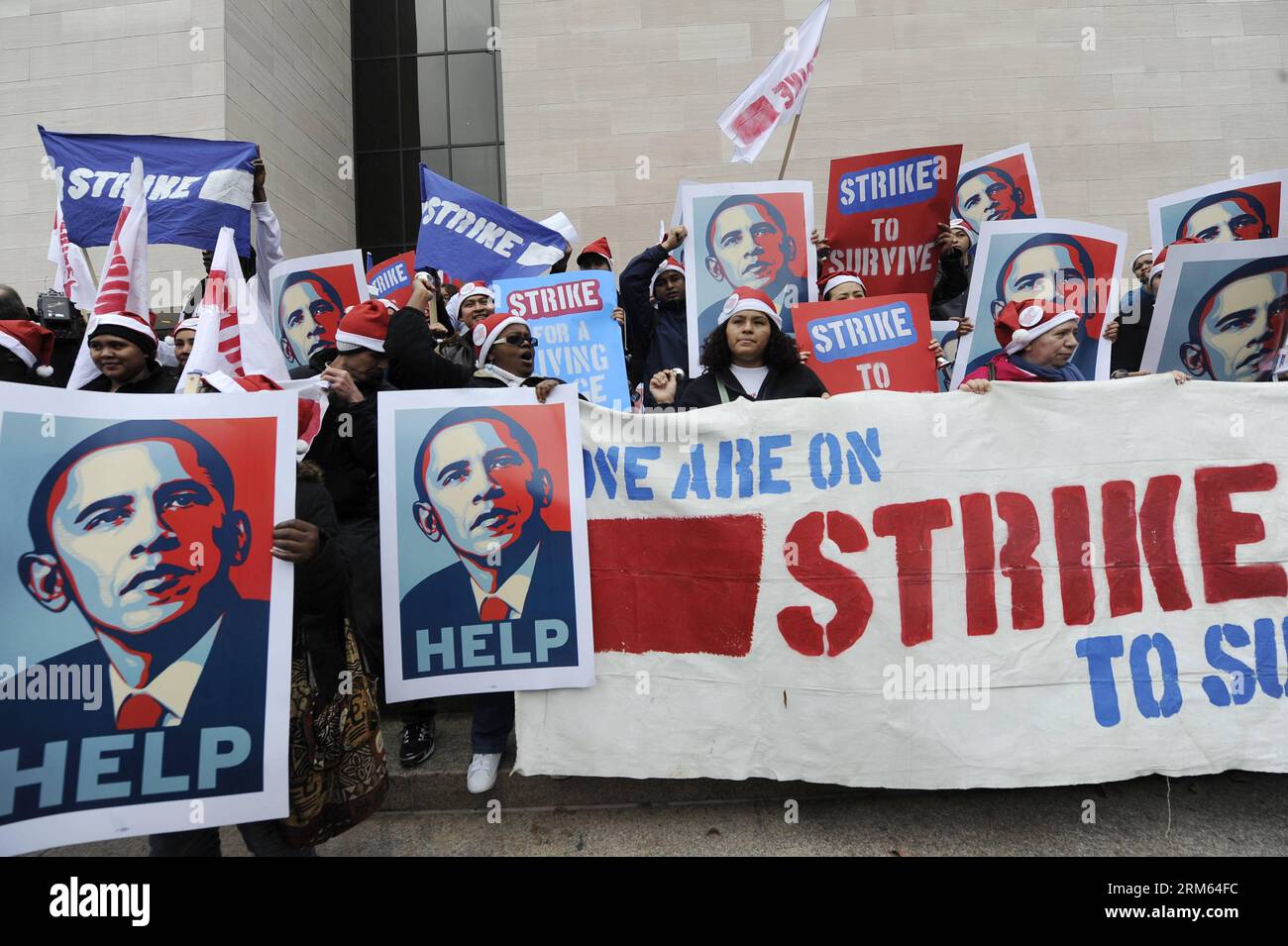 Bildnummer: 60798749 Datum: 05.12.2013 Copyright: imago/Xinhua (131205) -- WASHINGTON D.C., 5. Dezember 2013 (Xinhua) -- Demonstranten sammeln sich um höhere Gehälter vor dem Smithsonian Air and Space Museum, wo sich ein McDonald s Restaurant befindet, in Washington D.C., Hauptstadt der Vereinigten Staaten, 5. Dezember 2013, als Teil eines landesweiten Protestes von Fast-Food-Arbeitern. US-Präsident Barack Obama forderte am Mittwoch den Kongress auf, den nationalen Mindestlohn anzuheben und die Einkommensungleichheit in der größten Volkswirtschaft der Welt zu verringern. (Xinhua/Zhang Jun) US-WASHINGTON-ECONOMY-PROTEST-HIGHER PAY PUBLICATIONxNOTxINxCHN Stockfoto