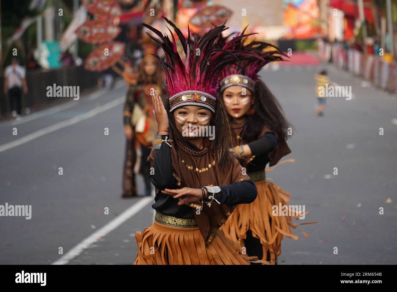 Aluyen-Tanz aus dem Südwesten papuas bei BEN Carnival. Dieser Tanz wird normalerweise im Rahmen einer traditionellen Zeremonie aufgeführt Stockfoto