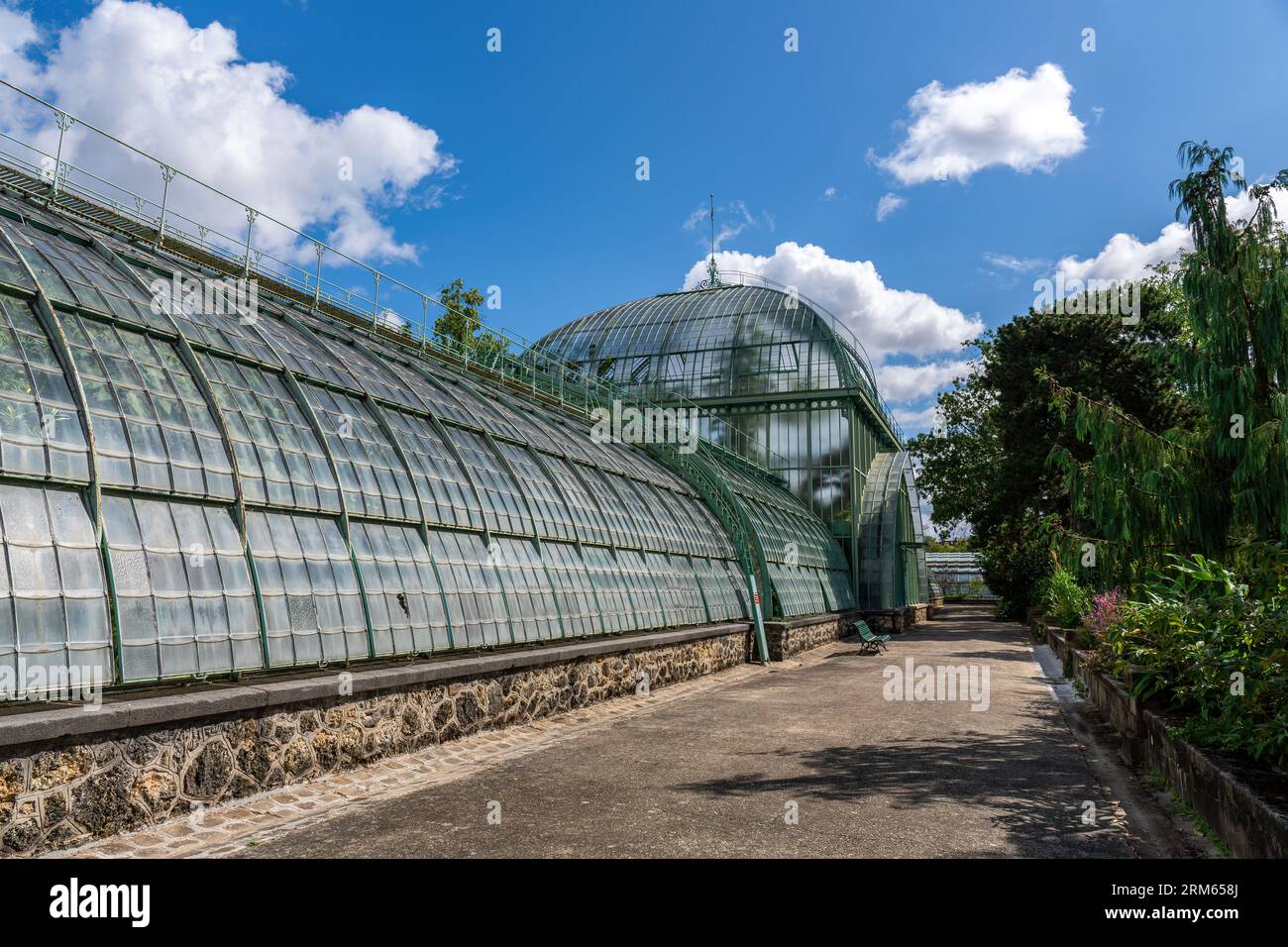 Altes Gewächshaus im Jardin des Serres d'Auteuil im Sommer. Dieser botanische Garten ist ein öffentlicher Park in Paris, Frankreich Stockfoto