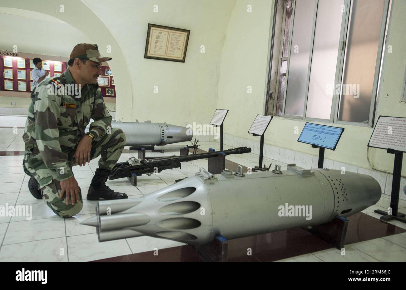 Bildnummer: 60826075 Datum: 13.12.2013 Copyright: imago/Xinhua (131213) -- CALCUTTA, 13. Dezember 2013 (Xinhua) -- Foto aufgenommen am 13. Dezember 2013 zeigt Exponate des Eastern Command Museum im Hauptquartier der Eastern Command of India Army in Fort William in Calcutta, der Hauptstadt des ostindischen Bundesstaates Westbengalen. Das Museum ist voller Sammlungen von Erinnerungsstücken, Dokumenten und anderen Exponaten des Krieges von 1971. (Xinhua/Tumpa Mondal) INDIA-CALCUTTA-EASTERN COMMAND MUSEUM PUBLICATIONxNOTxINxCHN Gesellschaft x2x xkg 2013 quer o0 Militärmuseum Bombe Stockfoto