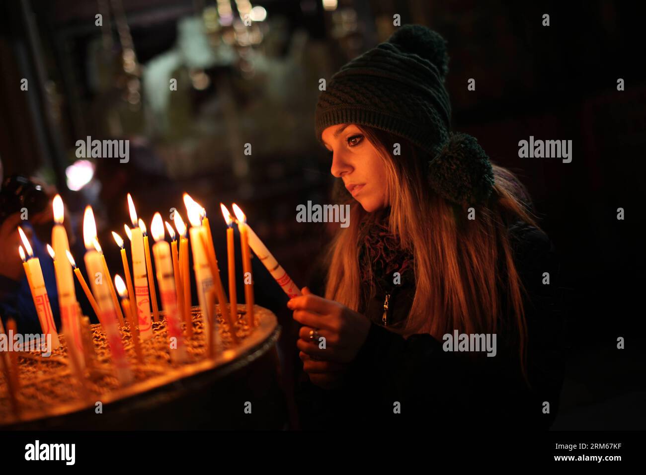 Bildnummer: 60834259 Datum: 15.12.2013 Copyright: imago/Xinhua (131215) -- BETHLEHEM, 15. Dezember 2013 (Xinhua) -- Ein christlicher Pilger zündet am 15. Dezember 2013 Kerzen in der Geburtskirche, der traditionell akzeptierten Geburtsstätte Jesu Christi, in der Westjordstadt Bethlehem an. Christliche Pilger bereiten sich darauf vor, sich im traditionellen Geburtsort Jesu Christi im Westjordanland zu versammeln, um Weihnachten zu feiern. (Xinhua/Luay Sababa) MIDEAST-BETHLEHEM-CHURCH PUBLICATIONxNOTxINxCHN xcb x0x 2013 quer Stockfoto