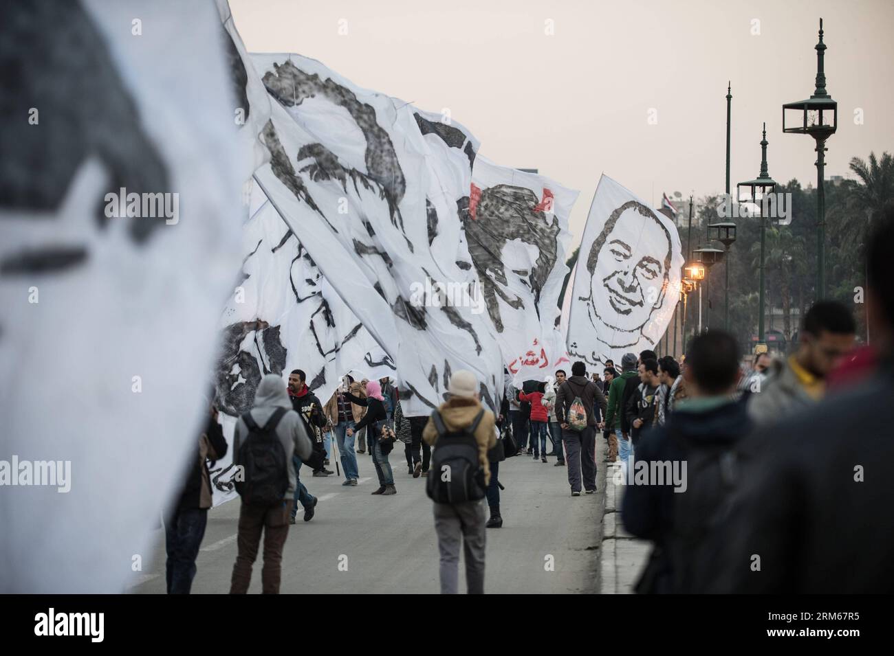 (131216) -- KAIRO, 16. Dezember 2013 (Xinhua) -- ägyptische Demonstranten halten die Flaggen von Porträts von Menschen, die bei einem marsch in der ägyptischen Innenstadt am 16. Dezember 2013 getötet wurden. Am Montag wurde von mehreren Fraktionen ein marsch zum ägyptischen Kabinett einberufen, um der Zusammenstöße zwischen Demonstranten und Sicherheitskräften vor dem Kabinettsgebäude im Jahr 2011 zu gedenken, bei denen mehrere Menschen getötet und Hunderte verletzt wurden. Wie das lokale Fernsehen berichtete, wurden 9 Personen verhaftet und 2 Polizisten wurden während des Zusammenstoßes verletzt, der nach dem marsch auf der Straße vor dem Kabinettsgebäude geschah. (Xinhua/Pan Chaoyue) EYGPT Stockfoto