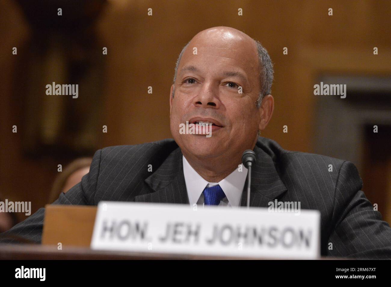 WASHINGTON D.C., 16. Dezember 2013 (Xinhua) -- in diesem Aktenfoto bezeugt Jeh Johnson während seiner Nominierungsanhörung, dass er Sekretär für Heimatsicherheit vor dem Komitee für Heimatsicherheit und Regierungsangelegenheiten des Senats auf dem Kapitol Hill in Washington am 13. November 2013 ist. Der US-Senat stimmte am 16. Dezember 2013 dafür, dass Jeh Johnson, ein ehemaliger Top-Pentagon-Anwalt, der Sekretär für Heimatsicherheit wird. (Xinhua/Zhang Jun) US-WASHINGTON-HOMELAND SECURITY-JEH JOHNSON PUBLICATIONxNOTxINxCHN Washington D C DEC 16 2013 XINHUA in dieser Akte Foto Jeh Johnson bezeugt während seiner Nominierungsanhörung Stockfoto