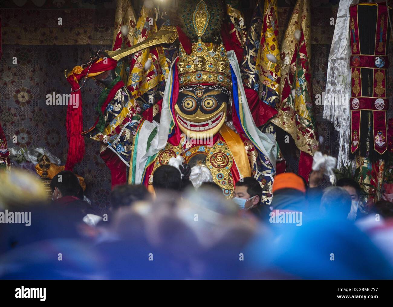 (131217) -- LHASA, 17. Dezember 2013 (Xinhua) -- die Menschen huldigen Palden Lhamo, einer Göttin im tibetischen Buddhismus, im Jokhang-Tempel in Lhasa, der Hauptstadt der autonomen Region Tibet im Südwesten Chinas, 17. Dezember 2013. Das Palden Lhamo Festival, das am 15. Tag des 10. Monats des tibetischen Kalenders stattfindet, wird von den weiblichen Anhängern des tibetischen Buddhismus gefeiert, um jedes Jahr für eine zufriedenstellende Ehe zu beten. (Xinhua/Purbu Zhaxi) (mt) CHINA-LHASA-PALDEN LHAMO FESTIVAL (CN) PUBLICATIONxNOTxINxCHN Lhasa DEC 17 2013 XINHUA Prominente huldigen Palden Lhamo einer Göttin in der tibetischen BU Stockfoto