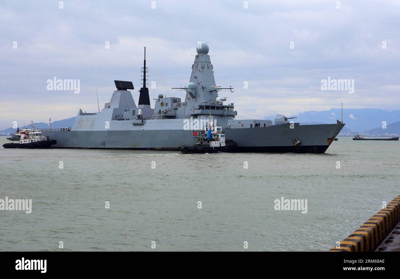 (131218) -- HANOI, 18. Dez. 2013 (Xinhua) -- das Bild vom 18. Dez. 2013 zeigt das britische Kriegsschiff Royal Navy, das den Hafen Tien Sa in Vietnams zentraler Stadt da Nang aufnimmt. Das britische Kriegsschiff der Royal Navy Daring legte am Mittwoch im Hafen Tien Sa in Vietnams zentraler Stadt da Nang an, um einen viertägigen Hafenanruf durchzuführen. (Xinhua/VNA) VIETNAM-HANOI-UK-WARSHIP-VISIT PUBLICATIONxNOTxINxCHN Hanoi DEZ 18 2013 XINHUA Bild aufgenommen AM DEZ 18 2013 zeigt das britische S Royal Navy Kriegsschiff gewagt AM Tien Sat Seaport in Vietnam S Zentral There Nang City das Vereinigte Königreich S Royal Navy Warshi Stockfoto