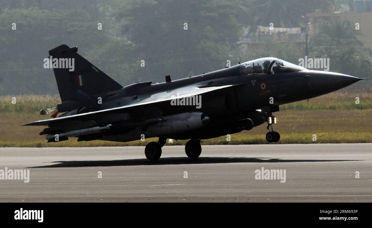 Indiens erstes selbstgebautes Leichtkampfflugzeug Tejas wird am 20. Dezember 2013 auf dem Flughafen Hindustan Aeronautics Limited in Bangalore, Indien, gesehen. Indien Freitag erreichte einen wichtigen militärischen Meilenstein, indem es nach fast 30 Jahren Anstrengung sein erstes selbstgebautes leichtes Kampfflugzeug Tejas in die Luftwaffe einführte. (Xinhua/Stringer) INDIA-BANGALORE-TEJAS COMBAT AIRCRAFT PUBLICATIONxNOTxINxCHN India S First Home Made Light Combat Aircraft Tejas IS Lakes AM Hindustan Aeronautics Limited Airport in BANGALORE Indien AM 20. Dezember 2013 erreichte Indien Friday mit seinem ersten Home Made Light C einen wichtigen militärischen Meilenstein Stockfoto