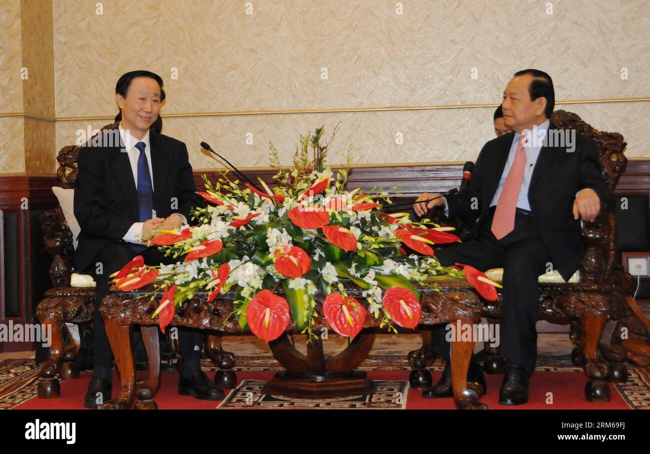 Wang Jiarui (L), stellvertretender Vorsitzender des Nationalen Komitees der Politischen Konsultativkonferenz des chinesischen Volkes und Leiter der Internationalen Abteilung des Zentralkomitees der Kommunistischen Partei Chinas (KPCh), trifft sich mit Le Thanh Hai, Mitglied des Politbüros des Zentralkomitees der Kommunistischen Partei Vietnams (CPV) und Sekretär des Parteikomitees der Stadt Ho Chi Minh (HCM) in Ho Chi Minh, Vietnam, 21. Dezember 2013. (Xinhua/Tao Jun) (dzl) VIETNAM-HO CHI MINH-CHINA-WANG JIARUI-LE THANH HAI-MEETING PUBLICATIONxNOTxINxCHN Wang Jiarui l Stellvertretender Vorsitzender des Nationalen Komitees der Chinesischen Republik Kongo Stockfoto