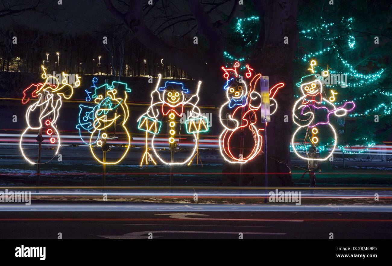 TORONTO, 2013. Dezember 2013 (Xinhua) – Schneemannlichter werden während des 2013 Winter Festival of Lights in Niagara Falls, Ontario, Kanada, im Dezember 2013 gezeigt. Vom 9. November 2013 bis zum 31. Januar 2014 findet hier ein Winterlichtfest statt. (Xinhua/Zou Zheng) (dzl) CANADA-TORONTO-CHRISTMAS-Lights PUBLICATIONxNOTxINxCHN Toronto DEC 2013 2013 XINHUA Lights werden während des 2013 Winter Festival of Lights in Niagara Falls Ontario Canada DEC 2013 gezeigt ein Winter Lights Festival für Feiertagsfeiern IST Hero hier vom 9. November 2013 bis 31. Januar 2014 XINHUA Zou Zhen Stockfoto TORONTO, 2013. Dezember 2013 (Xinhua) – Schneemannlichter werden während des 2013 Winter Festival of Lights in Niagara Falls, Ontario, Kanada, im Dezember 2013 gezeigt. Vom 9. November 2013 bis zum 31. Januar 2014 findet hier ein Winterlichtfest statt. (Xinhua/Zou Zheng) (dzl) CANADA-TORONTO-CHRISTMAS-Lights PUBLICATIONxNOTxINxCHN Toronto DEC 2013 2013 XINHUA Lights werden während des 2013 Winter Festival of Lights in Niagara Falls Ontario Canada DEC 2013 gezeigt ein Winter Lights Festival für Feiertagsfeiern IST Hero hier vom 9. November 2013 bis 31. Januar 2014 XINHUA Zou Zhen Stockfoto