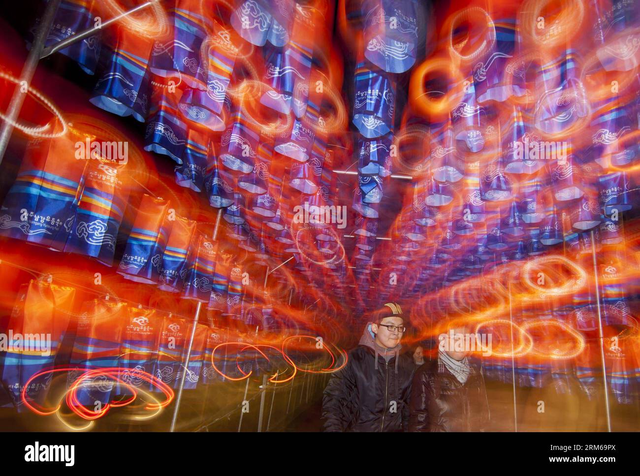 TORONTO, 2013. Dezember 2013 (Xinhua) -- Menschen laufen unter dem Tunnel der Wunschlaternen während des 2013 Winter Festival of Lights in Niagara Falls, Ontario, Kanada, Dezember 2013. Vom 9. November 2013 bis zum 31. Januar 2014 findet hier ein Winterlichtfest statt. (Xinhua/Zou Zheng) (dzl) CANADA-TORONTO-CHRISTMAS-LIGHTS PUBLICATIONxNOTxINxCHN Toronto DEC 2013 2013 XINHUA Prominente Walk Under the Tunnel of Wish Laternen während des Winter Festival of Lights 2013 in Niagara Falls Ontario Canada DEC 2013 ein Winter Lights Festival für Feiertagsfeiern IST Hero hier ab November Stockfoto TORONTO, 2013. Dezember 2013 (Xinhua) -- Menschen laufen unter dem Tunnel der Wunschlaternen während des 2013 Winter Festival of Lights in Niagara Falls, Ontario, Kanada, Dezember 2013. Vom 9. November 2013 bis zum 31. Januar 2014 findet hier ein Winterlichtfest statt. (Xinhua/Zou Zheng) (dzl) CANADA-TORONTO-CHRISTMAS-LIGHTS PUBLICATIONxNOTxINxCHN Toronto DEC 2013 2013 XINHUA Prominente Walk Under the Tunnel of Wish Laternen während des Winter Festival of Lights 2013 in Niagara Falls Ontario Canada DEC 2013 ein Winter Lights Festival für Feiertagsfeiern IST Hero hier ab November Stockfoto