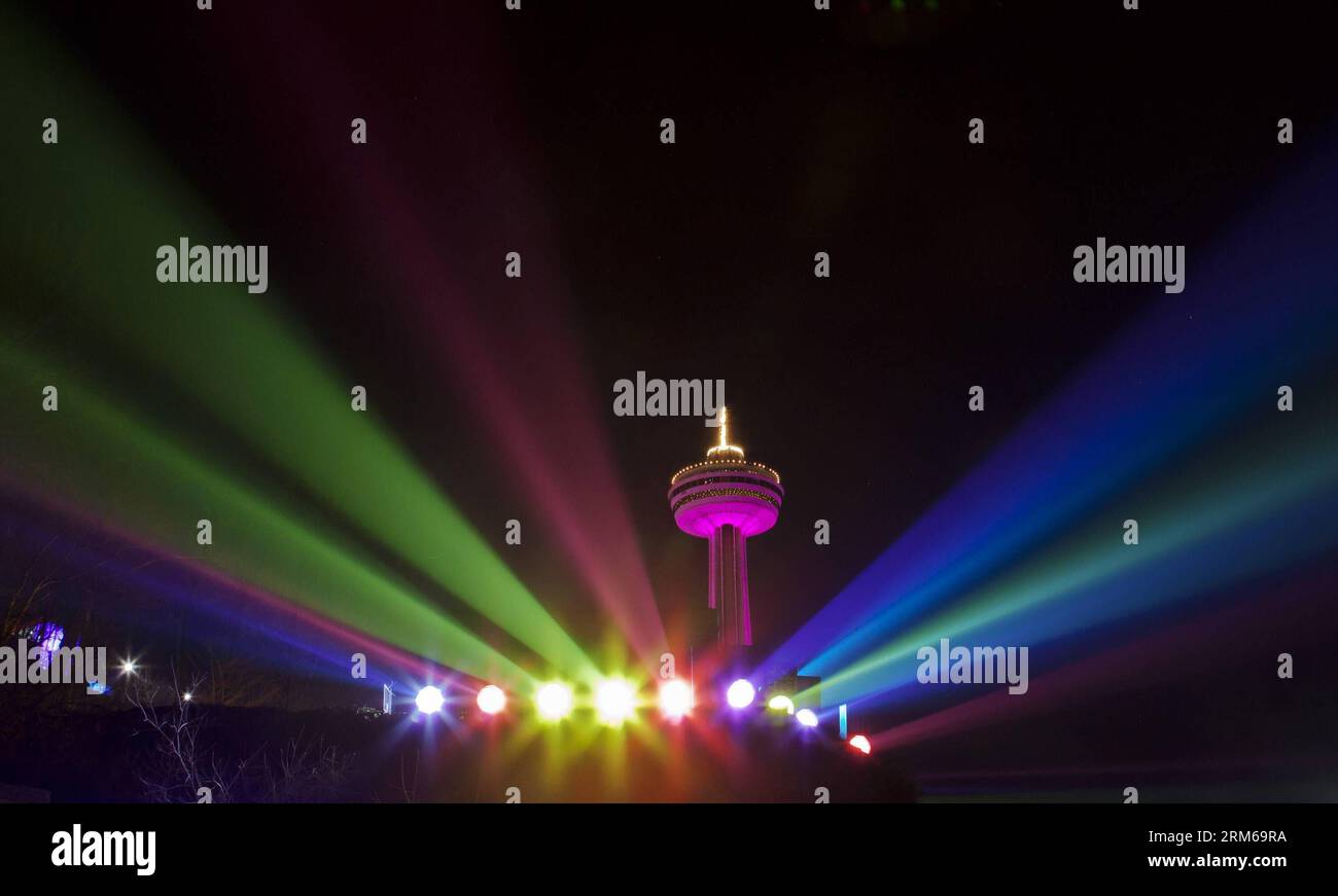 TORONTO, 2013. Dezember 2013 (Xinhua) – bunte Lichter beleuchten die Niagarafälle während des 2013 Winter Festival of Lights in Niagara Falls, Ontario, Kanada, Dezember 2013. Vom 9. November 2013 bis zum 31. Januar 2014 findet hier ein Winterlichtfest statt. (Xinhua/Zou Zheng) (dzl) CANADA-TORONTO-CHRISTMAS-LIGHTS PUBLICATIONxNOTxINxCHN Toronto DEC 2013 2013 XINHUA BUNTE Lichter beleuchten die Niagarafälle während des 2013 Winter Festival of Lights in Niagara Falls Ontario Canada DEC 2013 ein Winter Lights Festival zur Feiertagsfeier IST Hero hier vom 9. November 2013 bis Stockfoto TORONTO, 2013. Dezember 2013 (Xinhua) – bunte Lichter beleuchten die Niagarafälle während des 2013 Winter Festival of Lights in Niagara Falls, Ontario, Kanada, Dezember 2013. Vom 9. November 2013 bis zum 31. Januar 2014 findet hier ein Winterlichtfest statt. (Xinhua/Zou Zheng) (dzl) CANADA-TORONTO-CHRISTMAS-LIGHTS PUBLICATIONxNOTxINxCHN Toronto DEC 2013 2013 XINHUA BUNTE Lichter beleuchten die Niagarafälle während des 2013 Winter Festival of Lights in Niagara Falls Ontario Canada DEC 2013 ein Winter Lights Festival zur Feiertagsfeier IST Hero hier vom 9. November 2013 bis Stockfoto