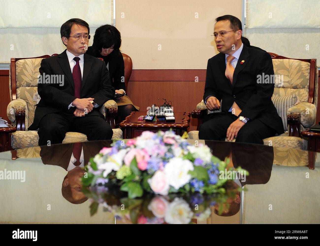 (131226) -- SEOUL, 26. Dezember 2013. (Xinhua) -- Kim Kyou-hyun (R), südkoreanischer stellvertretender Außenminister, gibt eine Protestbotschaft über den Besuch des japanischen Premierministers Shinzo Abe im Yasukuni-Schrein Tokios mit Takashi Kurai, stellvertretender Leiter der japanischen Botschaft in Seoul, im Außenministerium in Seoul, Südkorea, am 26. Dezember 2013 ab. Der japanische Premierminister Shinzo Abe besuchte am Donnerstag den mit dem Krieg verbundenen Yasukuni-Schrein trotz starker Opposition aus den Nachbarländern. (Xinhua/POOL/Kim Min hee) SÜDKOREA-SEOUL-JAPAN-PROTEST PUBLICATIONxNOTxINxCHN Seoul DEZ 26 2013 XINHUA Kim Hyun r Süd Stockfoto