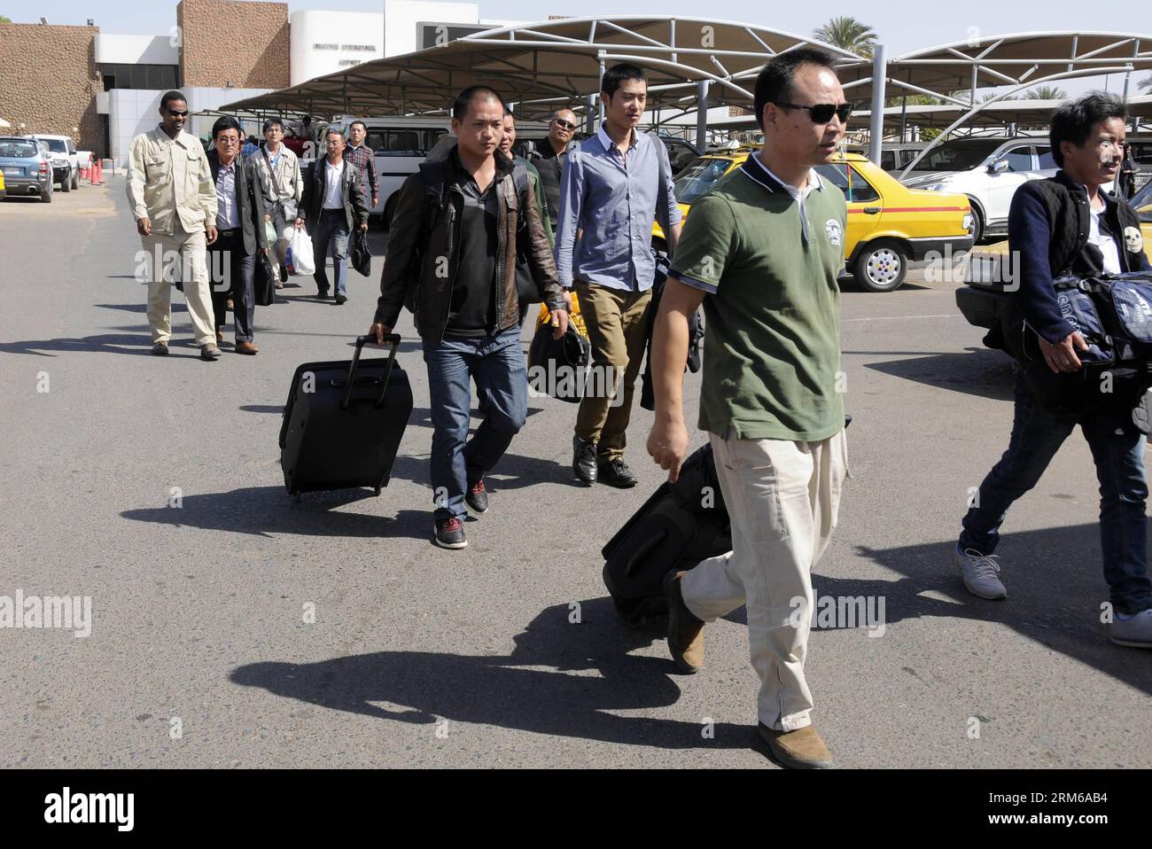 (131225) -- KHARTUM, 25. Dezember 2013 (Xinhua) -- aus dem Südsudan evakuierte Chinesen verlassen das Terminal am Flughafen in Khartum, Sudan, 25. Dezember 2013. Ein Sprecher der südsudanesischen Armee sagte am Mittwoch, dass es immer noch Zusammenstöße zwischen Regierungstruppen und abgeschiedenen Truppen gebe, die dem ehemaligen Vizepräsidenten Riek Machar in Malakal, der Hauptstadt des ölreichen Staates Upper Nile, treu geblieben seien, während einige Berichte besagen, dass die Stadt in die Hände der Überläufer fiel. Rund 300 chinesische Bürger, die auf dem Ölfeld arbeiten, werden am Mittwoch aus dem Südsudan evakuieren, von denen 97 bereits in Khartum angekommen sind. (Xinhua/Mohammed Babiker) Stockfoto