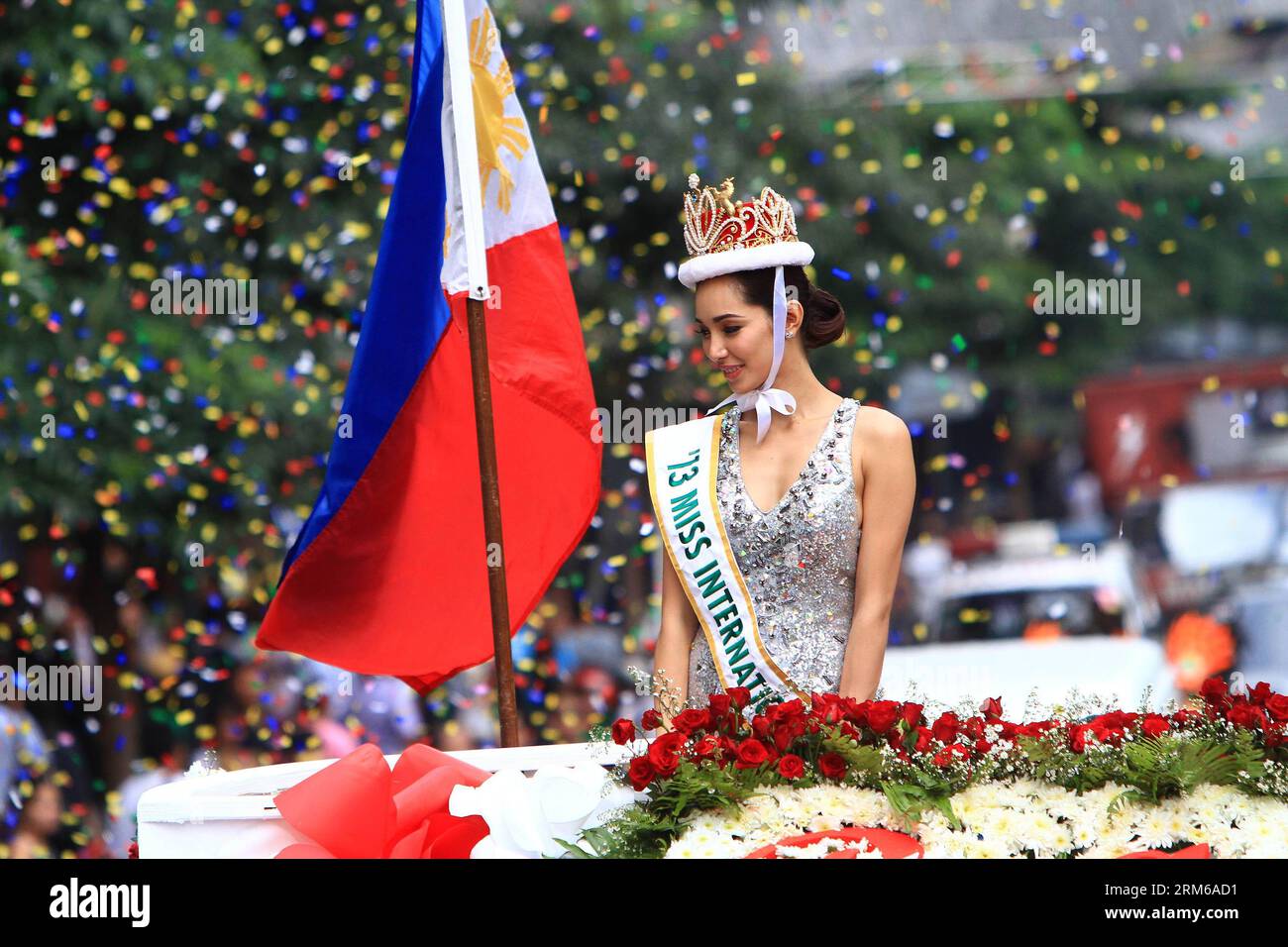 (131227) -- MAKATI CITY, 27. Dezember 2013 (Xinhua) -- die frisch gekrönte Miss International 2013 Bea Rose Santiago nimmt an ihrer Siegesparade in Makati City, Philippinen, am 27. Dezember 2013 Teil. BEA Rose Santiago gewann am 17. Dezember 2013 die Miss International-Krone in Japan. (Xinhua/Rouelle Umali) PHILIPPINEN-MAKATI CITY-MISS INTERNATIONAL PUBLICATIONxNOTxINxCHN Makati City DEC 27 2013 XINHUA neu gekrönte Miss International 2013 Bea Rose Santiago nimmt an ihrer Siegesparade in Makati City Teil die Philippinen DEC 27 2013 Bea Rose Santiago gewann die Miss International Crown AM 17. Dezember 2013 in Japan XINHUA Umali Phil Stockfoto