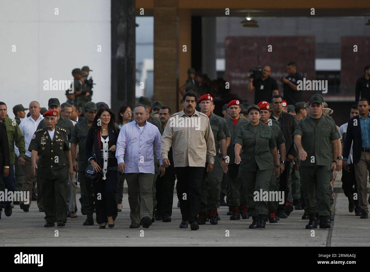 (131227) -- CARACAS, 27. Dezember 2013 (Xinhua) -- Venezuelas Präsident Nicolas Maduro (C), seine Frau Cilia Flores (2. L, Front), und der Präsident der Nationalversammlung, Diosdado Cabello (3. L, Front), nimmt am 27. Dezember 2013 an einer Veranstaltung zum Jahresende mit den bolivarischen Streitkräften im Fort Tiuna, dem Hauptquartier des Verteidigungsministeriums in Venezuela, Teil. (Xinhua/Alexander Gomez/AVN) (fnc) (rt) VENEZUELA-CARACAS-POLITICS-MADURO PUBLICATIONxNOTxINxCHN Caracas DEC 27 2013 XINHUA Venezuela S Präsident Nicolas Maduro C seine Frau CILIA Flores 2nd l Front und der Präsident der Nationalversammlung Stockfoto