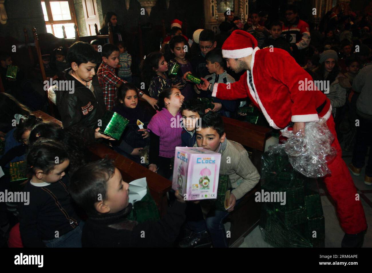 (131228) -- DAMASKUS, 28. Dezember 2013 (Xinhua) -- syrische Vertriebene Kinder nehmen an einem Festival Teil, das am 28. Dezember 2013 im Patriarchat der Katholiken von Rom in der Nachbarschaft Bab Sharqi in Damaskus, Syrien, stattfindet. (Xinhua/Bassem Tellawi) SYRIEN-DAMASKUS-AUSGESTELLTE KINDER-WEIHNACHTSFEIER PUBLICATIONxNOTxINxCHN DAMASKUS DEC 28 2013 XINHUA syrische Vertriebene Kinder nehmen an einem Festival-Helden im Patriarchat der Katholiken von Rom in der Nachbarschaft von BAB Sharqi in Damaskus Teil Syrien AM DEC 28 2013 XINHUA Bassem Syria Damaskus NOdisplayed Children Christmas Celebration Stockfoto