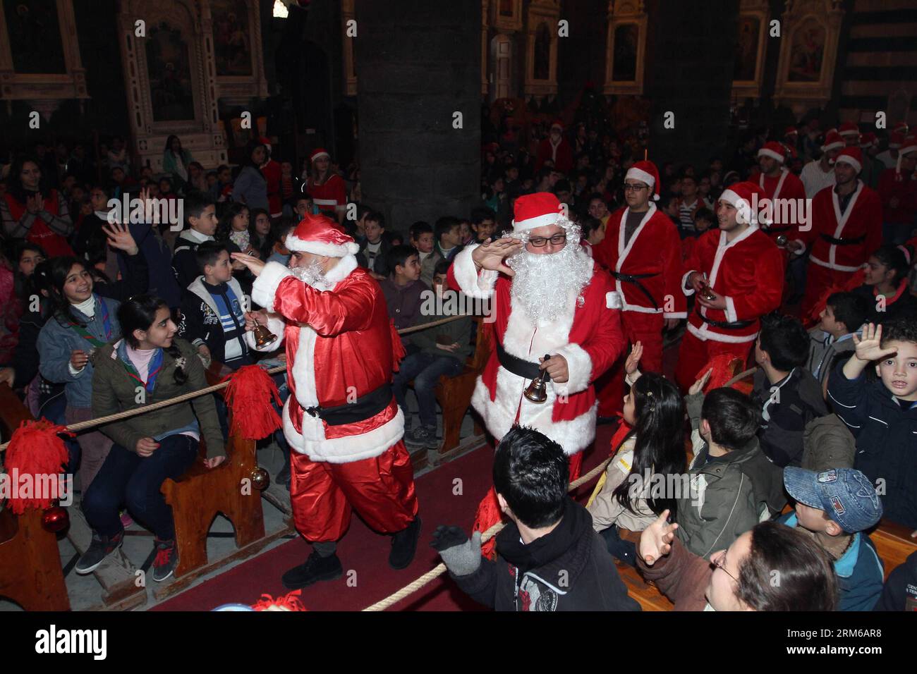 (131228) -- DAMASKUS, 28. Dezember 2013 (Xinhua) -- syrische Vertriebene Kinder nehmen an einem Festival Teil, das am 28. Dezember 2013 im Patriarchat der Katholiken von Rom in der Nachbarschaft Bab Sharqi in Damaskus, Syrien, stattfindet. (Xinhua/Bassem Tellawi) SYRIEN-DAMASKUS-AUSGESTELLTE KINDER-WEIHNACHTSFEIER PUBLICATIONxNOTxINxCHN DAMASKUS DEC 28 2013 XINHUA syrische Vertriebene Kinder nehmen an einem Festival-Helden im Patriarchat der Katholiken von Rom in der Nachbarschaft von BAB Sharqi in Damaskus Teil Syrien AM DEC 28 2013 XINHUA Bassem Syria Damaskus NOdisplayed Children Christmas Celebration Stockfoto