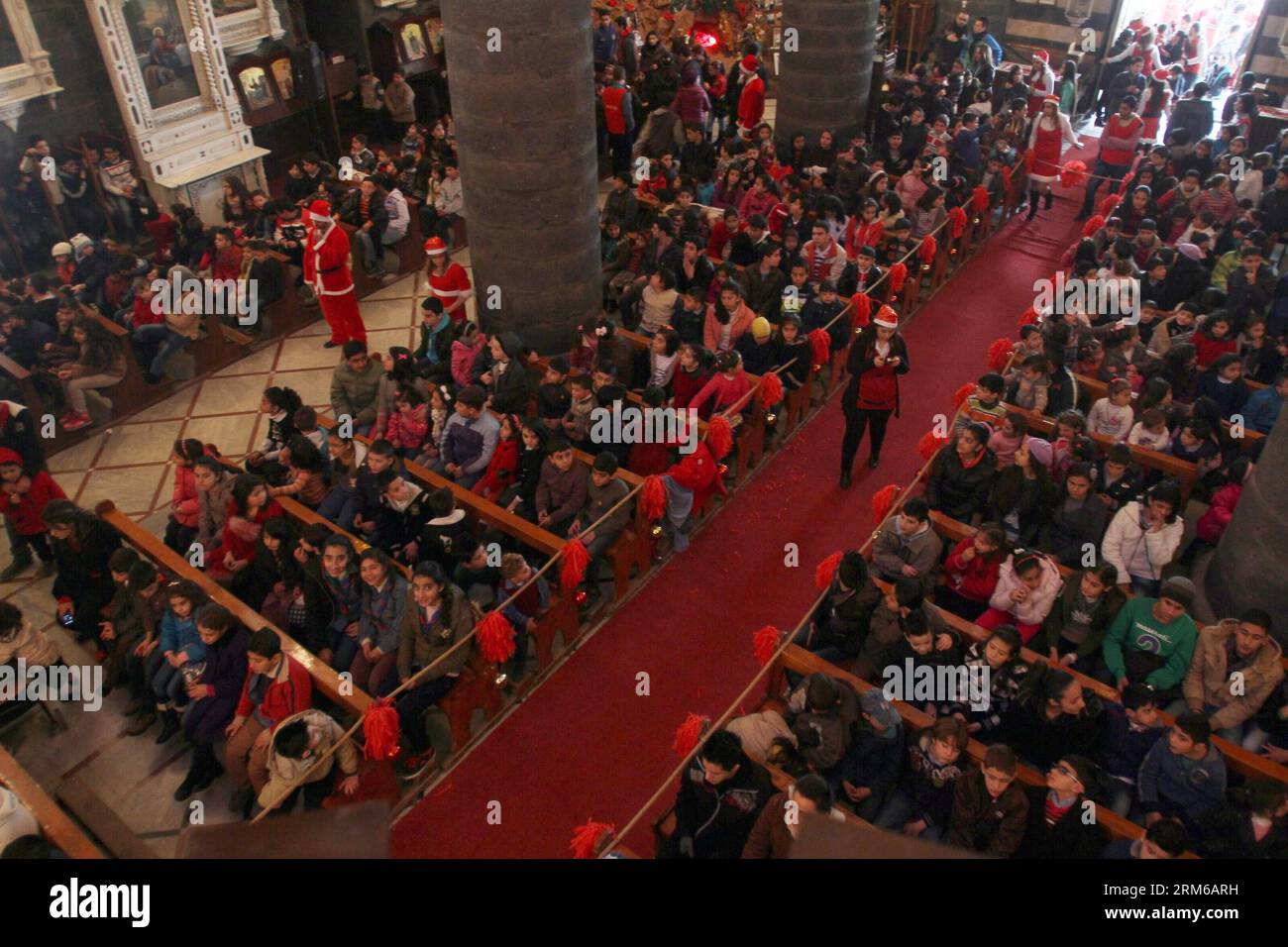 (131228) -- DAMASKUS, 28. Dezember 2013 (Xinhua) -- syrische Vertriebene Kinder nehmen an einem Festival Teil, das am 28. Dezember 2013 im Patriarchat der Katholiken von Rom in der Nachbarschaft Bab Sharqi in Damaskus, Syrien, stattfindet. (Xinhua/Bassem Tellawi) SYRIEN-DAMASKUS-AUSGESTELLTE KINDER-WEIHNACHTSFEIER PUBLICATIONxNOTxINxCHN DAMASKUS DEC 28 2013 XINHUA syrische Vertriebene Kinder nehmen an einem Festival-Helden im Patriarchat der Katholiken von Rom in der Nachbarschaft von BAB Sharqi in Damaskus Teil Syrien AM DEC 28 2013 XINHUA Bassem Syria Damaskus NOdisplayed Children Christmas Celebration Stockfoto